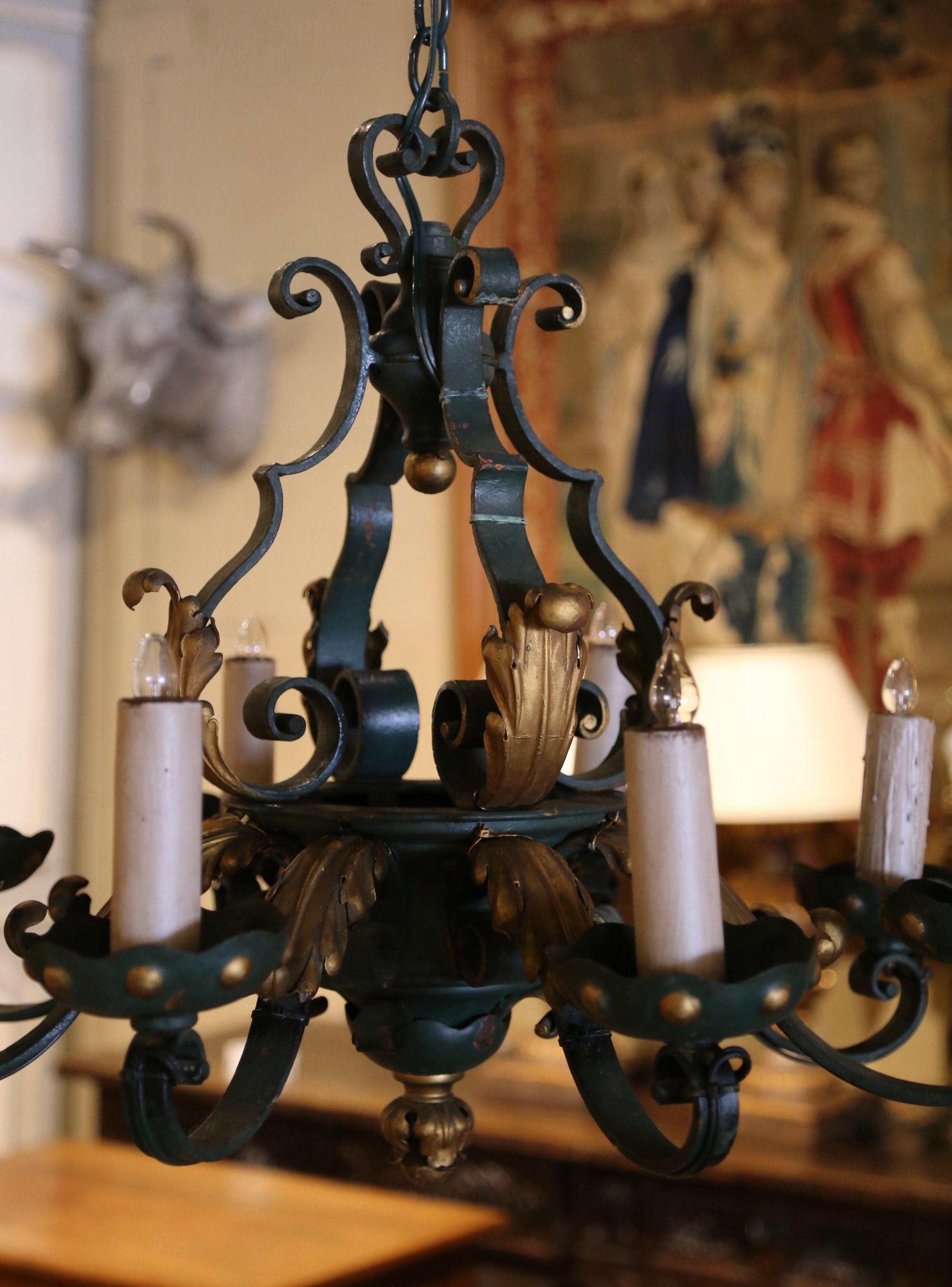 Lámpara de hierro de ocho luces pintada y dorada Luis XV francesa de principios del siglo XX Francés en venta