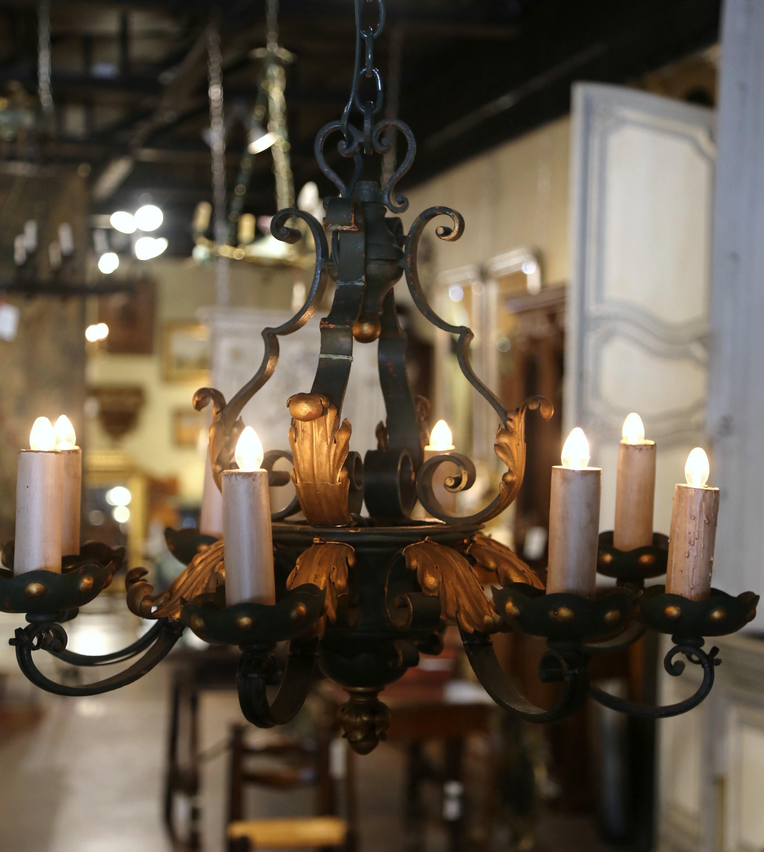 Lámpara de hierro de ocho luces pintada y dorada Luis XV francesa de principios del siglo XX en Excelente estado para la venta en Dallas, TX