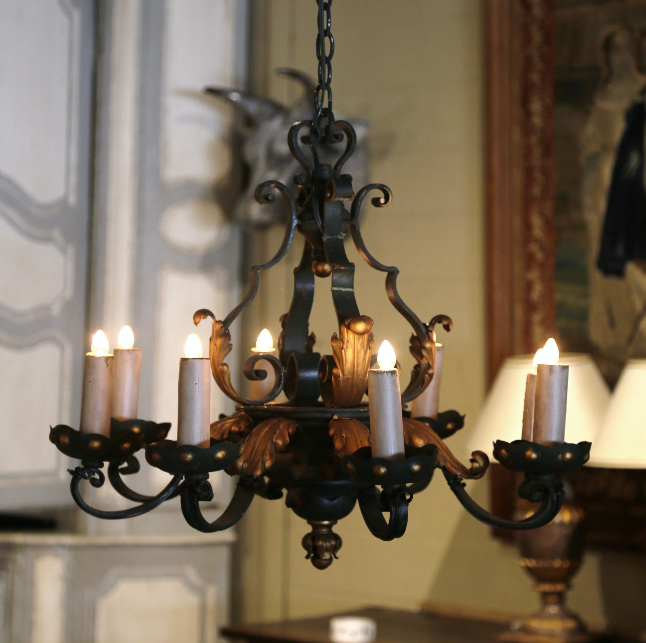 Lámpara de hierro de ocho luces pintada y dorada Luis XV francesa de principios del siglo XX Hierro en venta