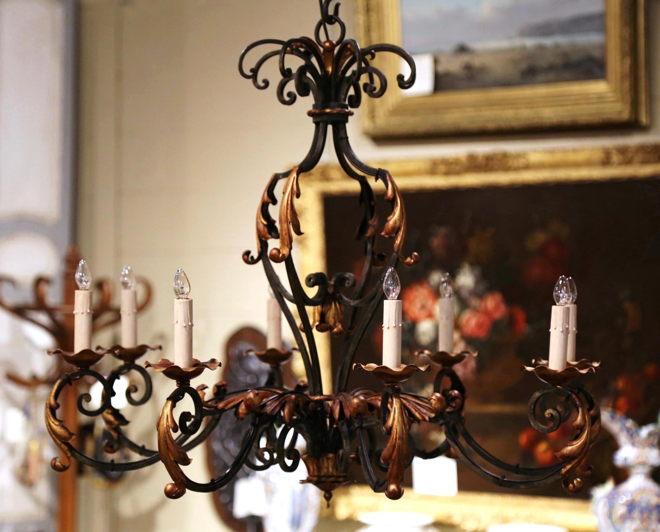 Fer Lustre français à six lumières en fer peint et doré de style Louis XV du début du XXe siècle en vente