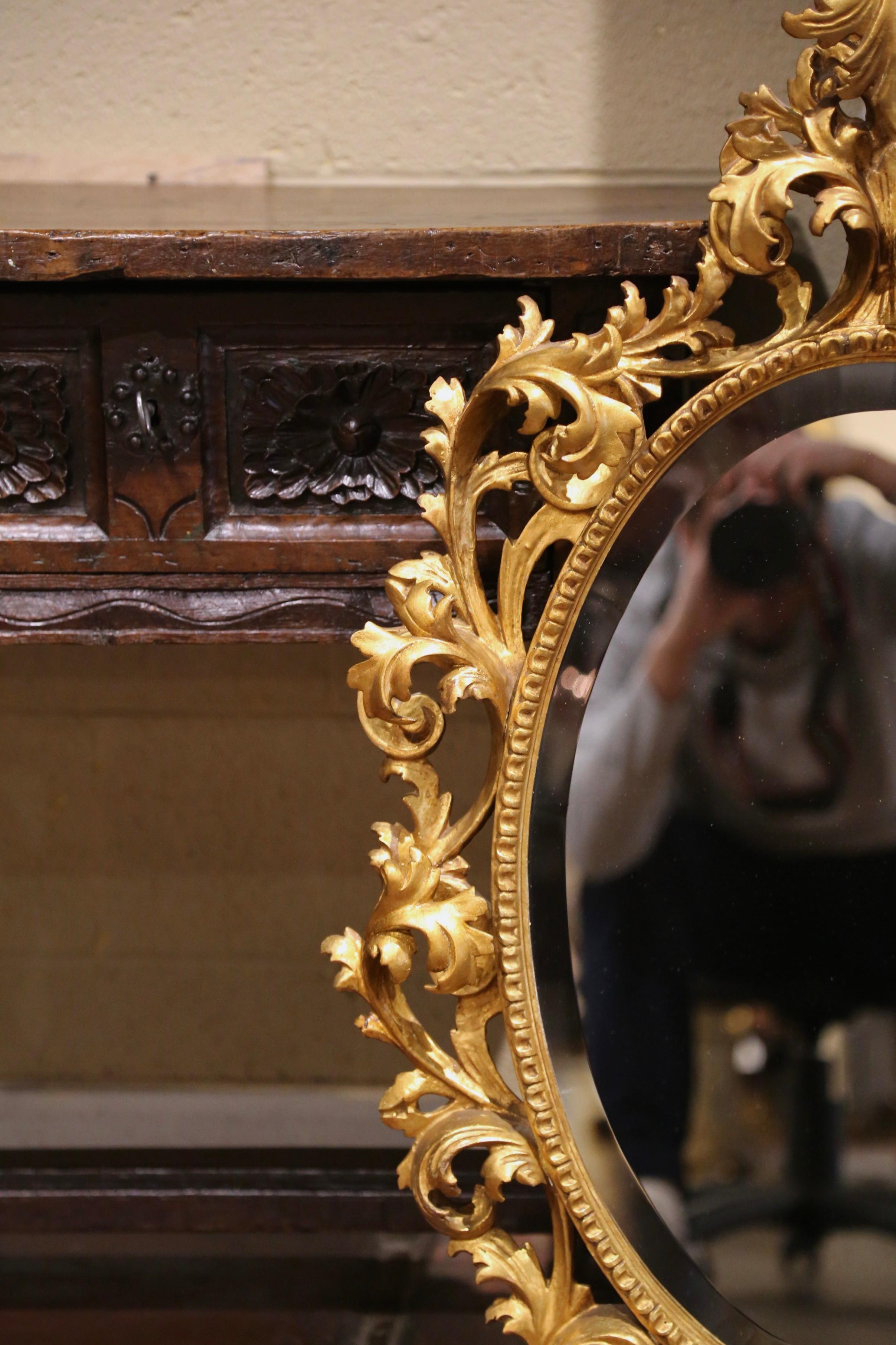 Espejo de pared biselado de madera dorada tallada de estilo rococó francés Luis XV de principios del siglo XX Rococó en venta