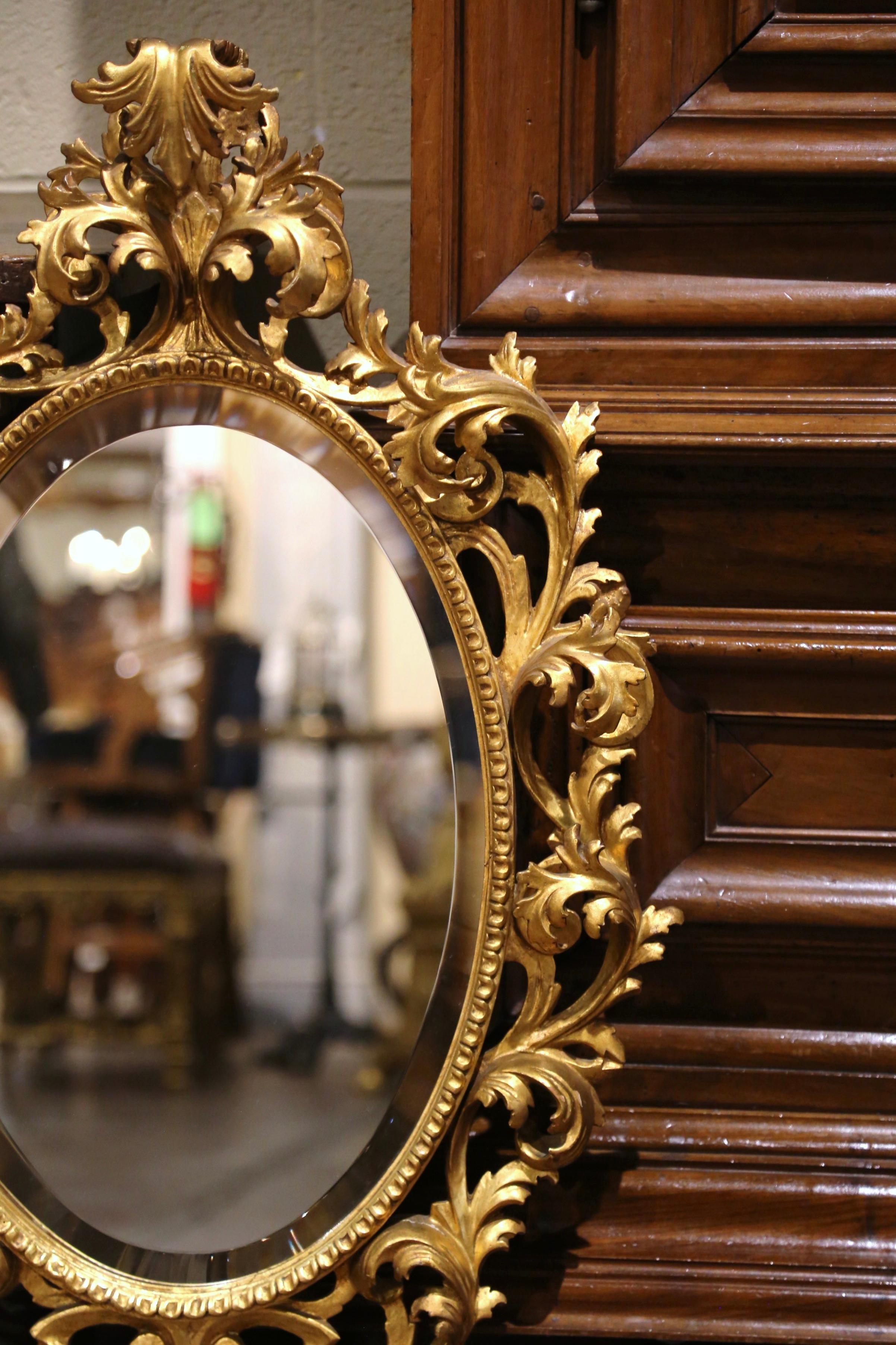 Espejo de pared biselado de madera dorada tallada de estilo rococó francés Luis XV de principios del siglo XX Francés en venta