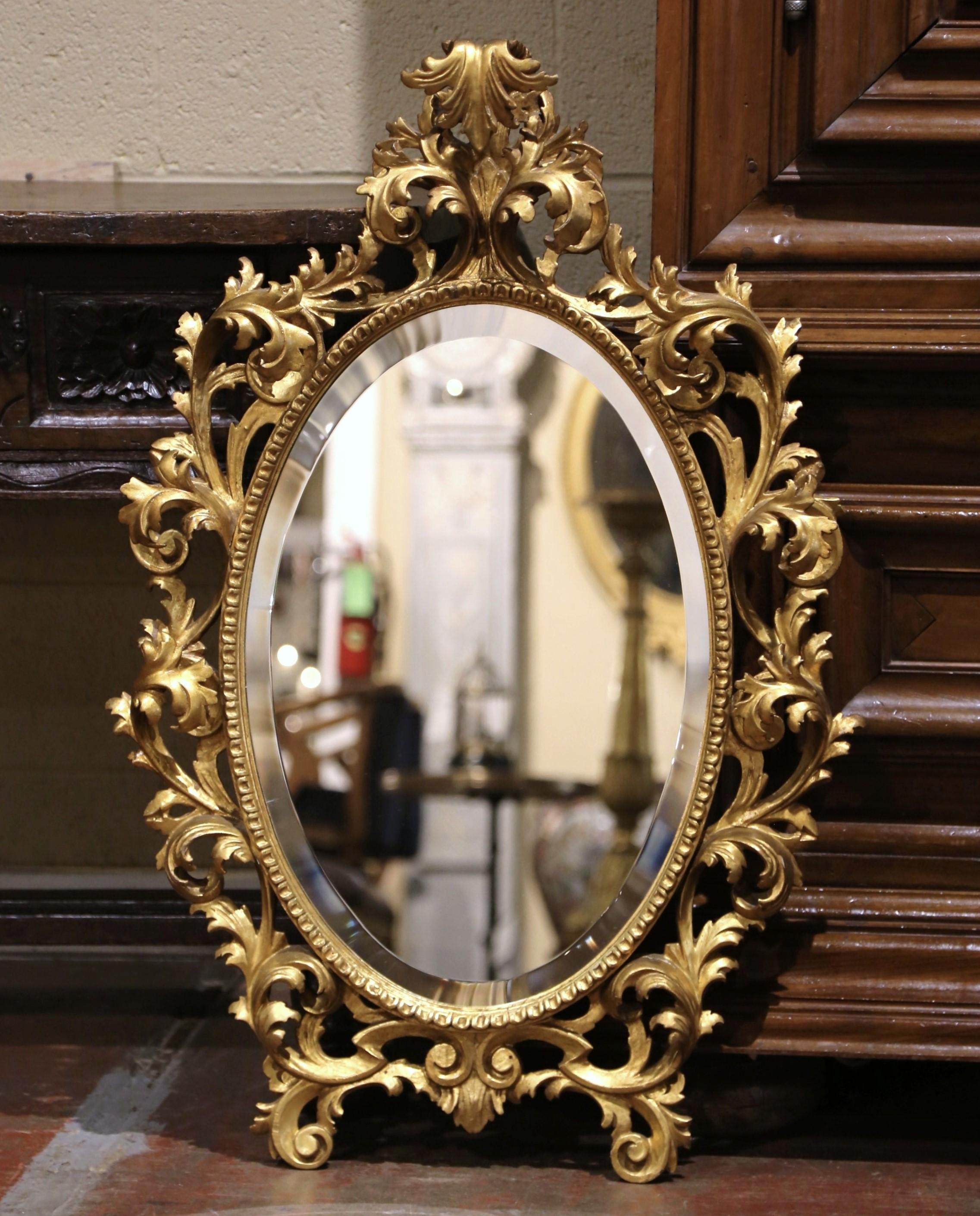 Espejo de pared biselado de madera dorada tallada de estilo rococó francés Luis XV de principios del siglo XX Biselado en venta