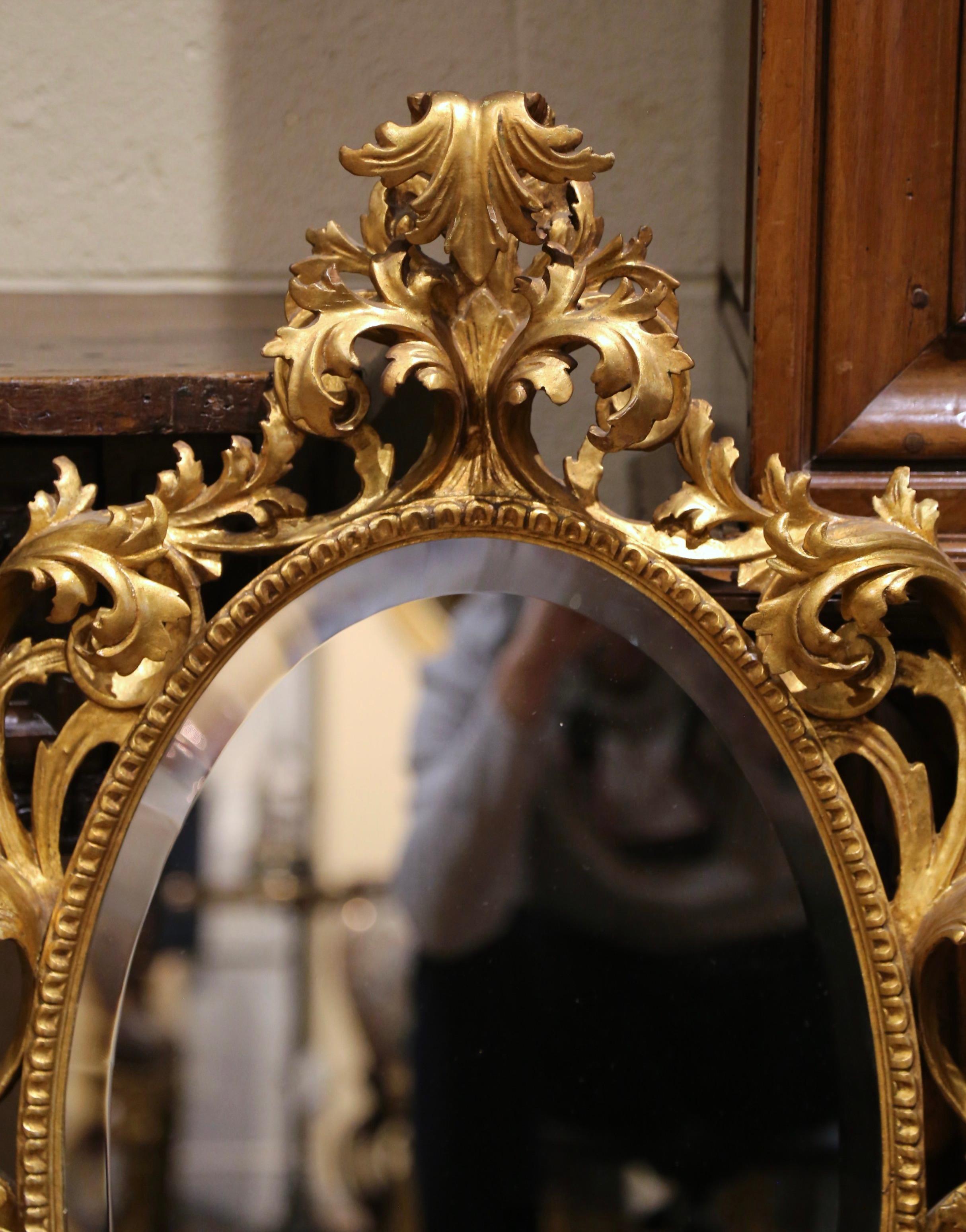 Espejo de pared biselado de madera dorada tallada de estilo rococó francés Luis XV de principios del siglo XX en Excelente estado para la venta en Dallas, TX