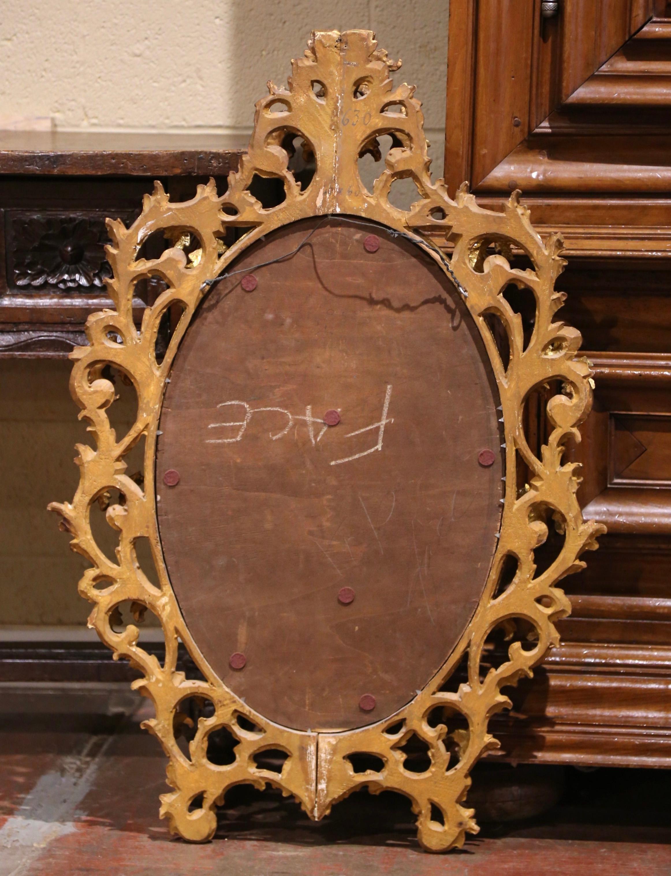 Espejo de pared biselado de madera dorada tallada de estilo rococó francés Luis XV de principios del siglo XX en venta 1