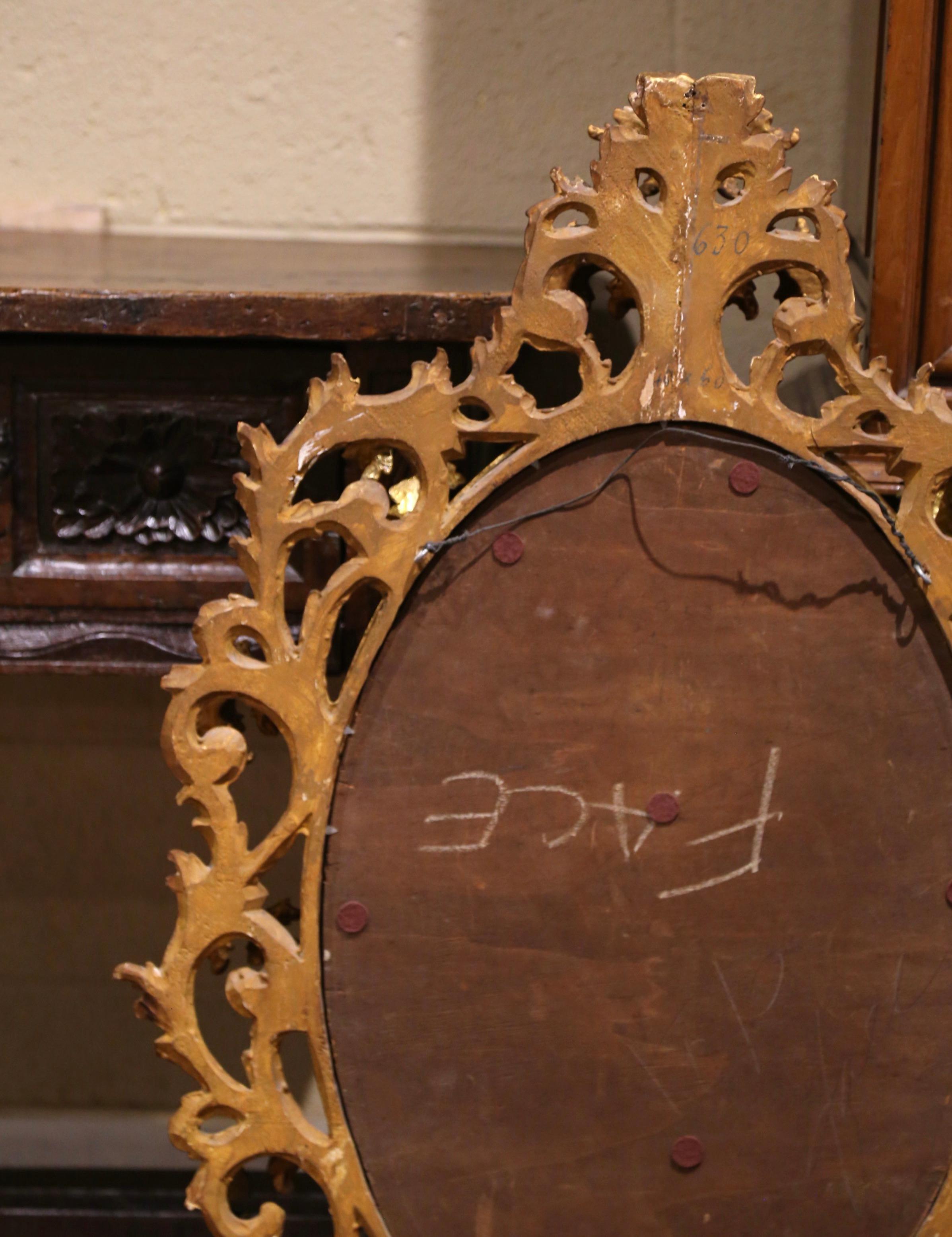 Espejo de pared biselado de madera dorada tallada de estilo rococó francés Luis XV de principios del siglo XX en venta 2