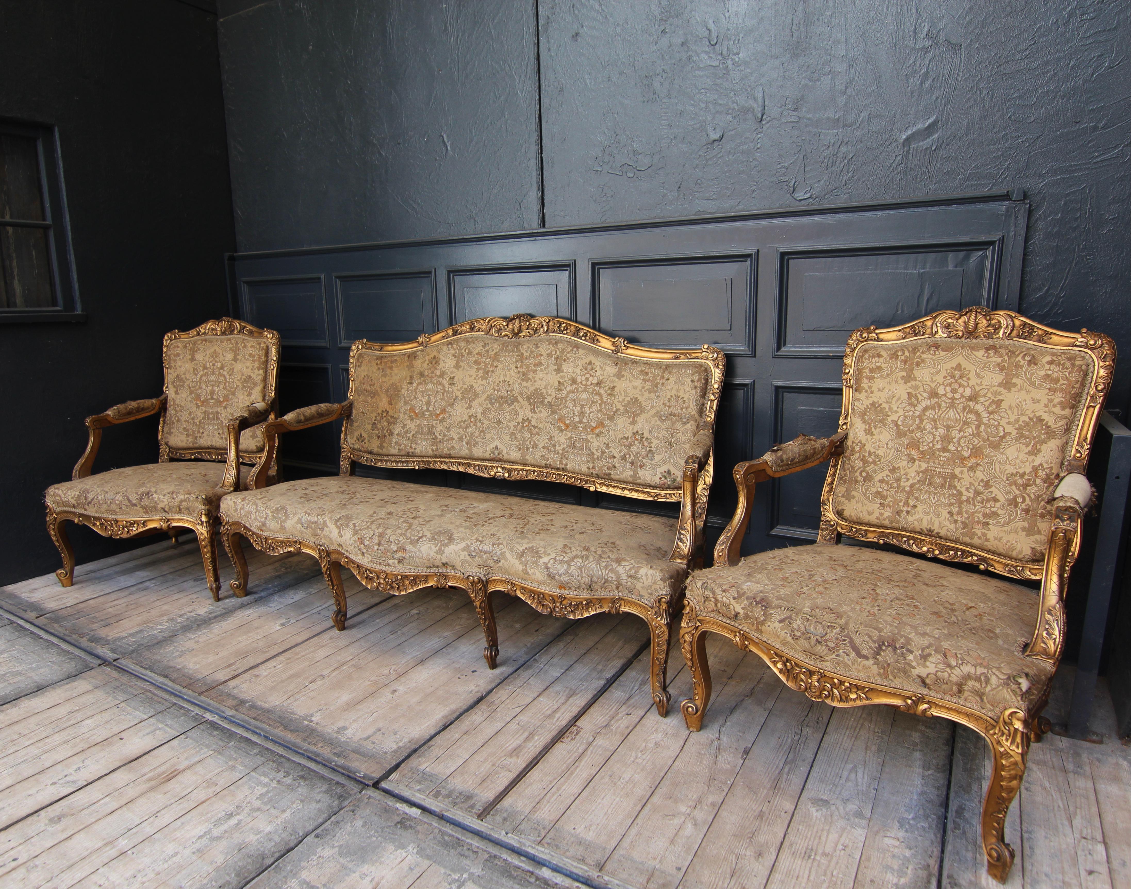 Early 20th Century French Louis XV Style Giltwood and Tapestry Salon Suite In Distressed Condition In Dusseldorf, DE