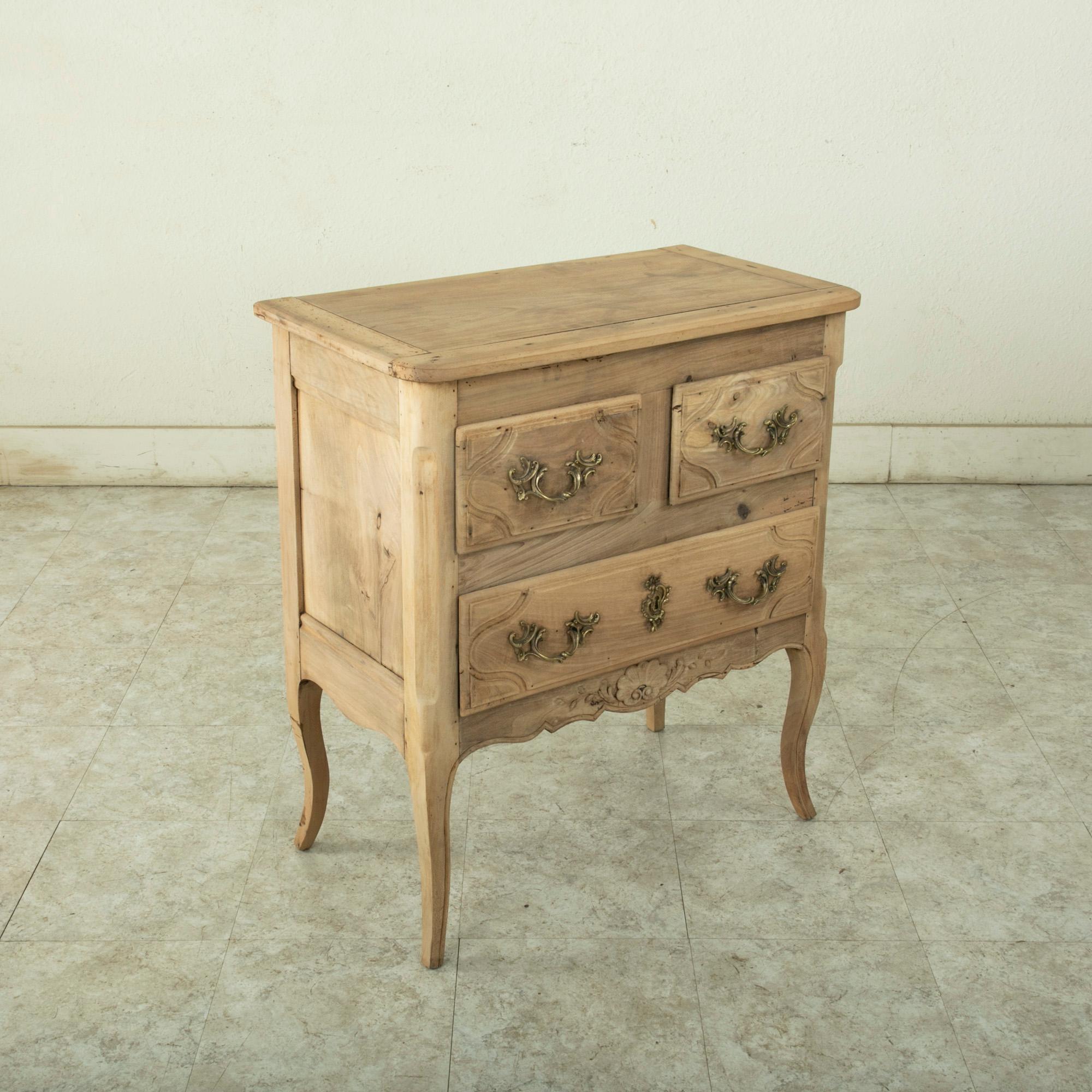 Early 20th Century French Louis XV Style Hand Carved Beechwood Chest, Nightstand In Good Condition In Fayetteville, AR