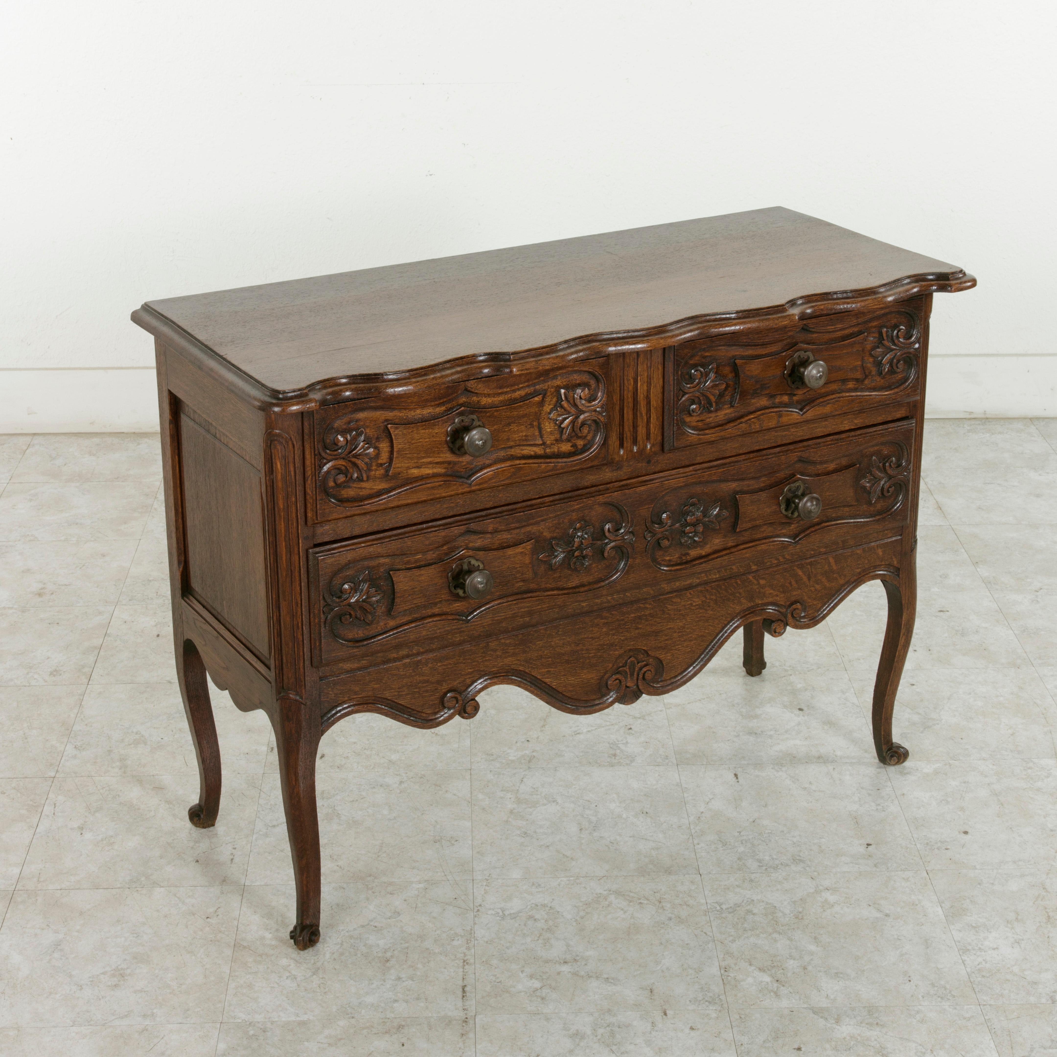 Hand-Carved Early 20th Century French Louis XV Style Hand Carved Oak Commode Sauteuse, Chest