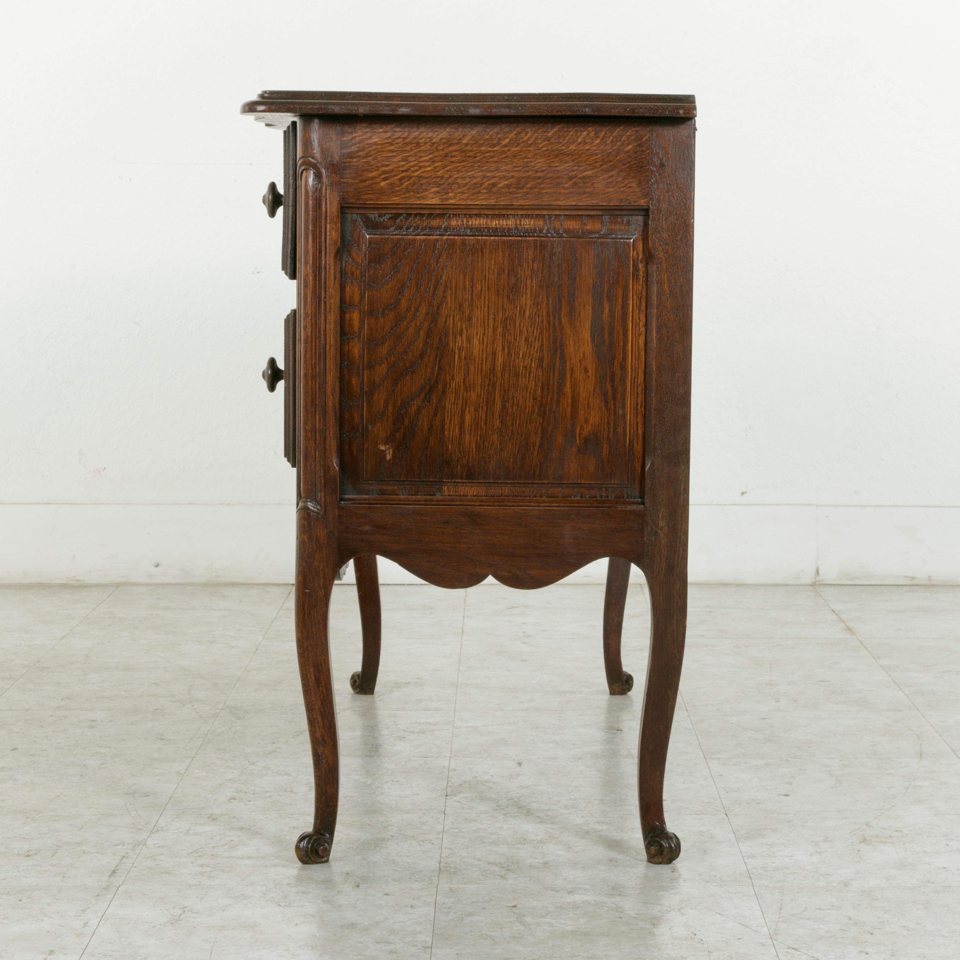 Early 20th Century French Louis XV Style Hand Carved Oak Commode Sauteuse, Chest In Good Condition In Fayetteville, AR