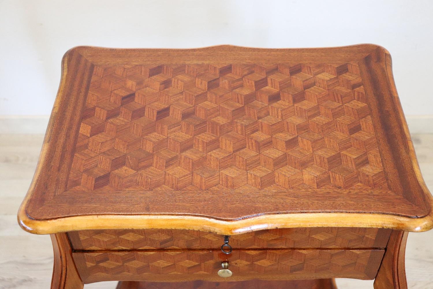 Early 20th Century French Louis XV Style Marquetry Wood Side Table Vanity Table In Excellent Condition In Casale Monferrato, IT