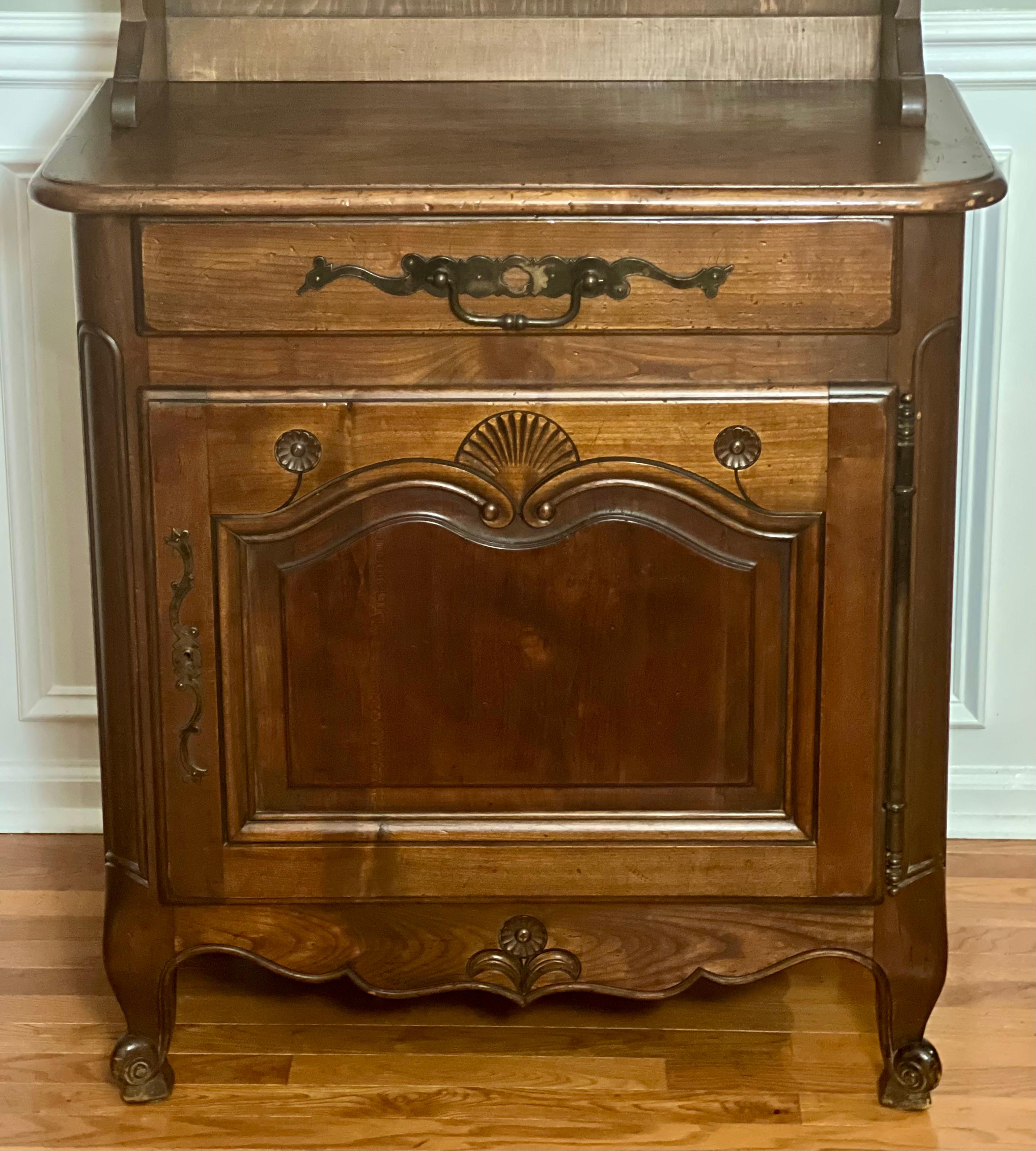 Early 20th Century French Louis XV Style Oak Hutch Dresser For Sale 1