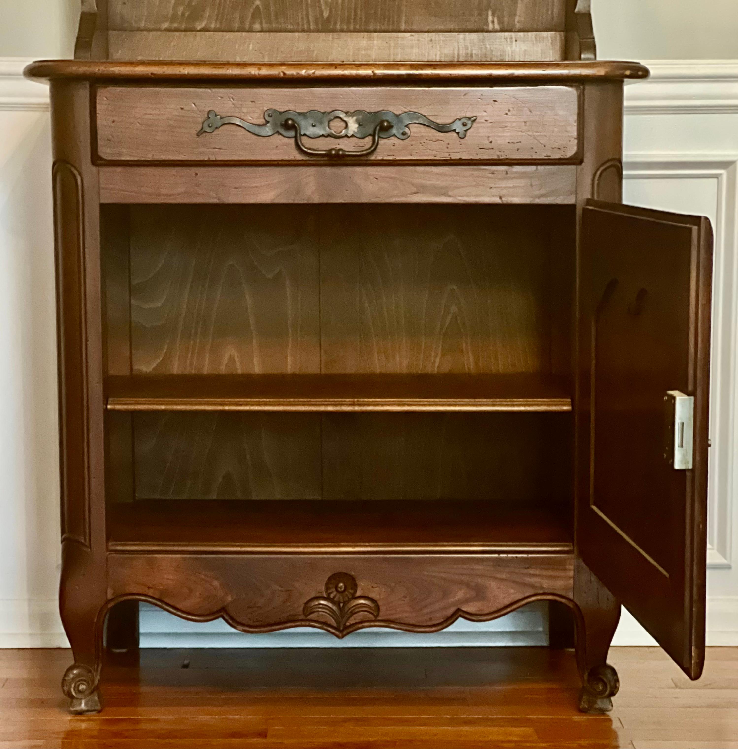 Early 20th Century French Louis XV Style Oak Hutch Dresser For Sale 2