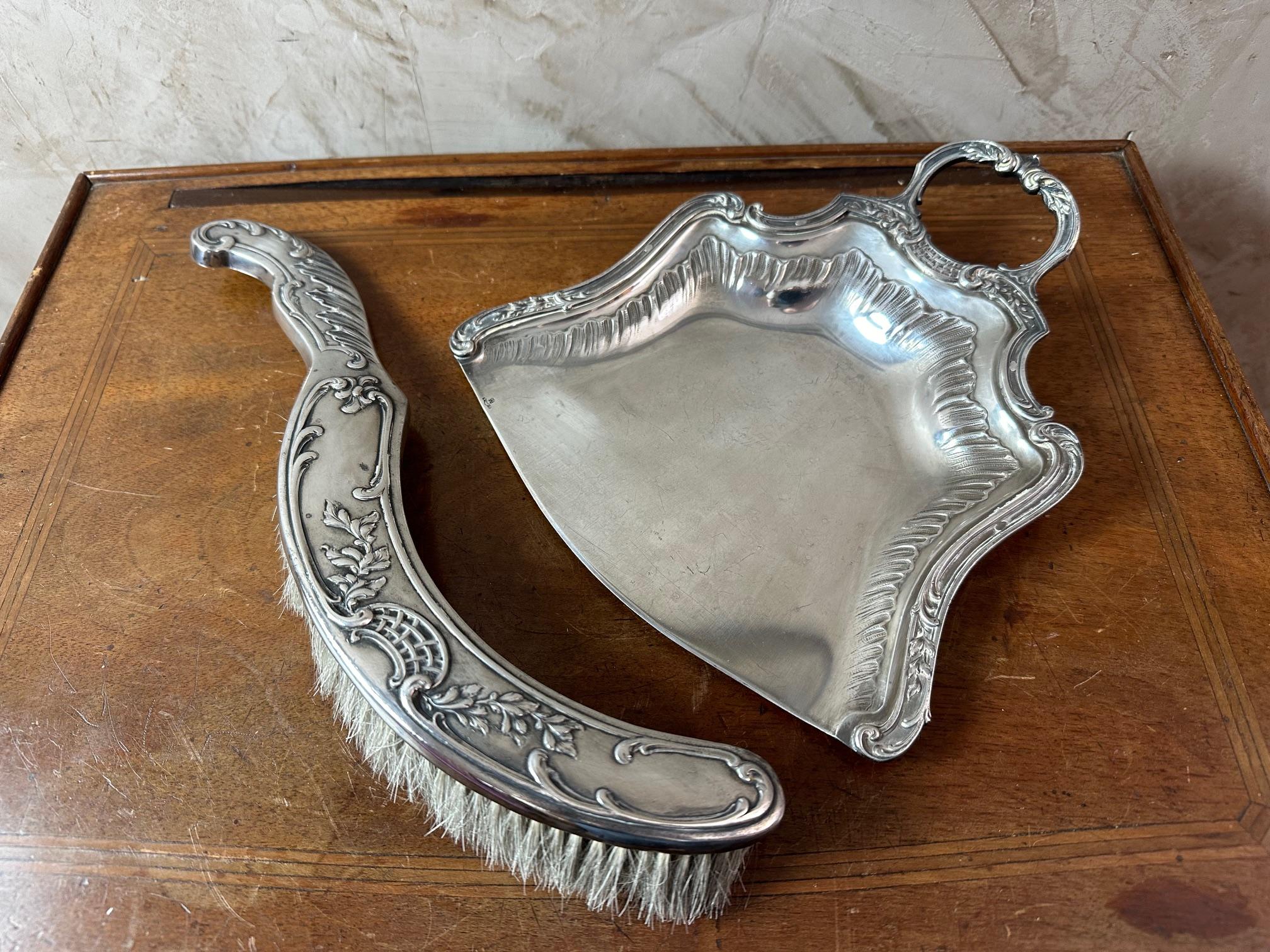 Very nice Louis XV style silver plated metal crumb  from the beginning of the 20th century. In very good condition.
Consisting of a shovel and a brush. Beautiful engraved details on the handle.
