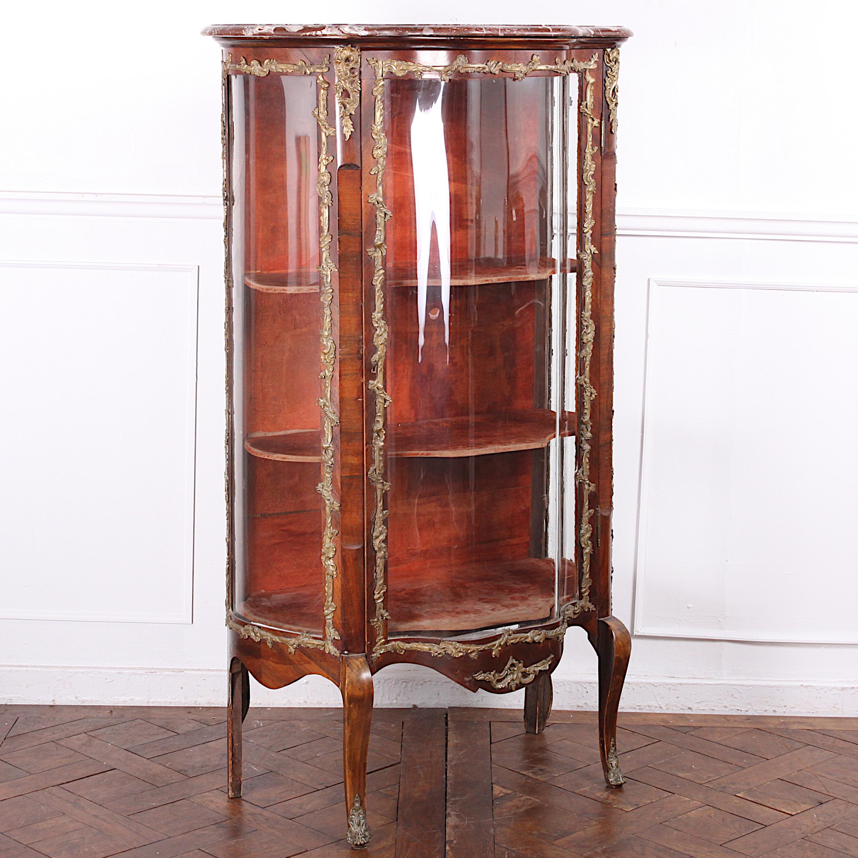 Early 20th Century French Louis XV Style Vitrine with Curved Glass and Marble In Good Condition In Vancouver, British Columbia