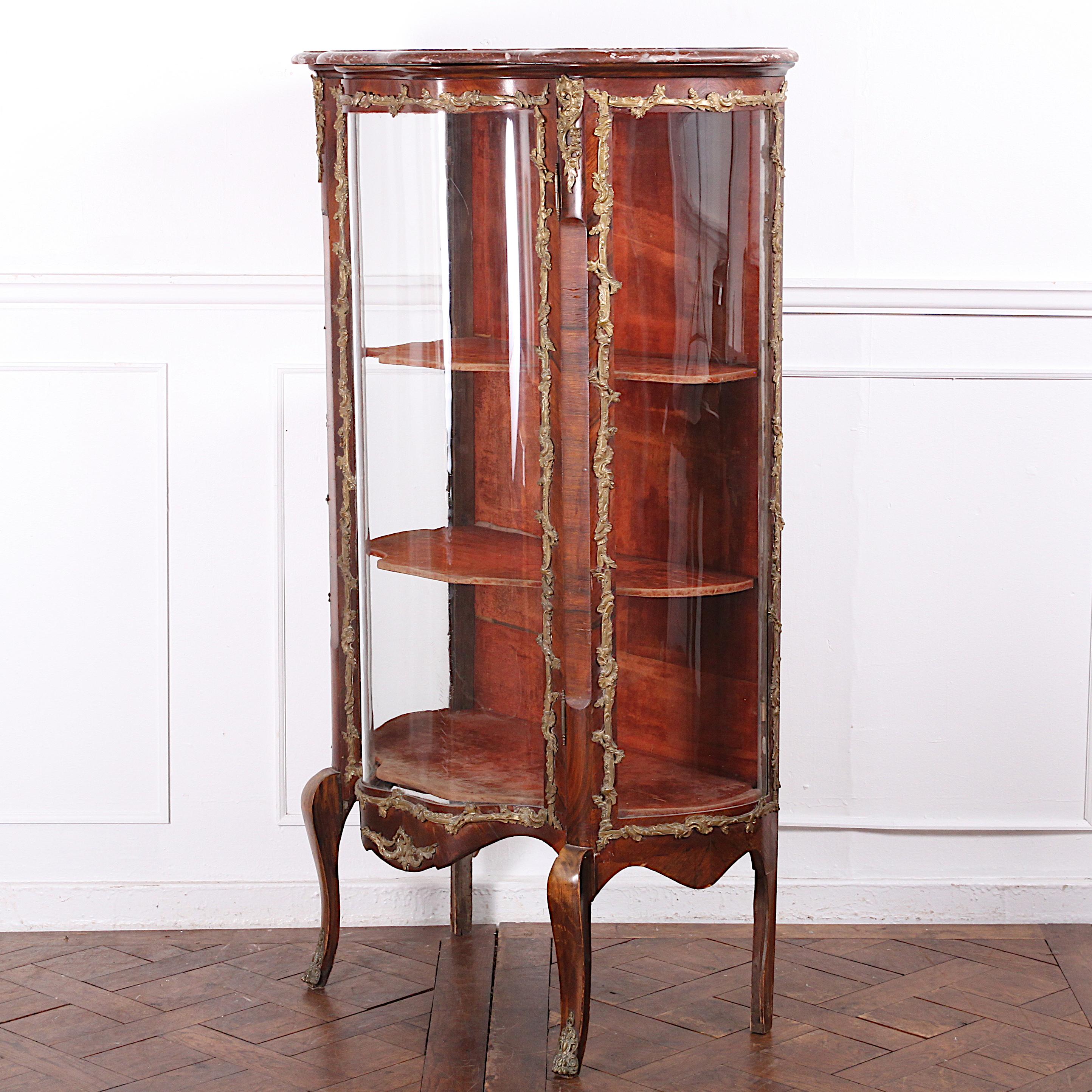 Early 20th Century French Louis XV Style Vitrine with Curved Glass and Marble 4