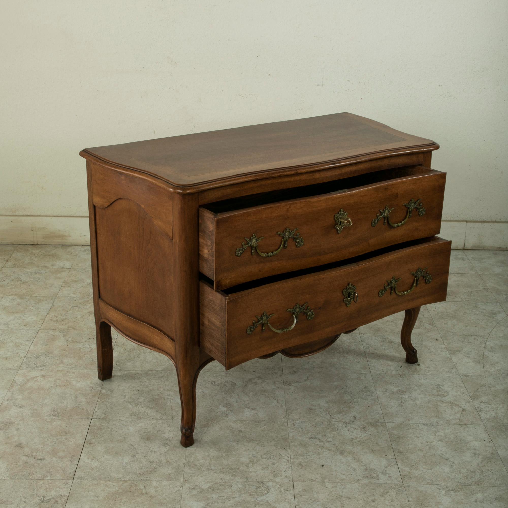 Early 20th Century French Louis XV Style Walnut Commode Sauteuse or Chest For Sale 6