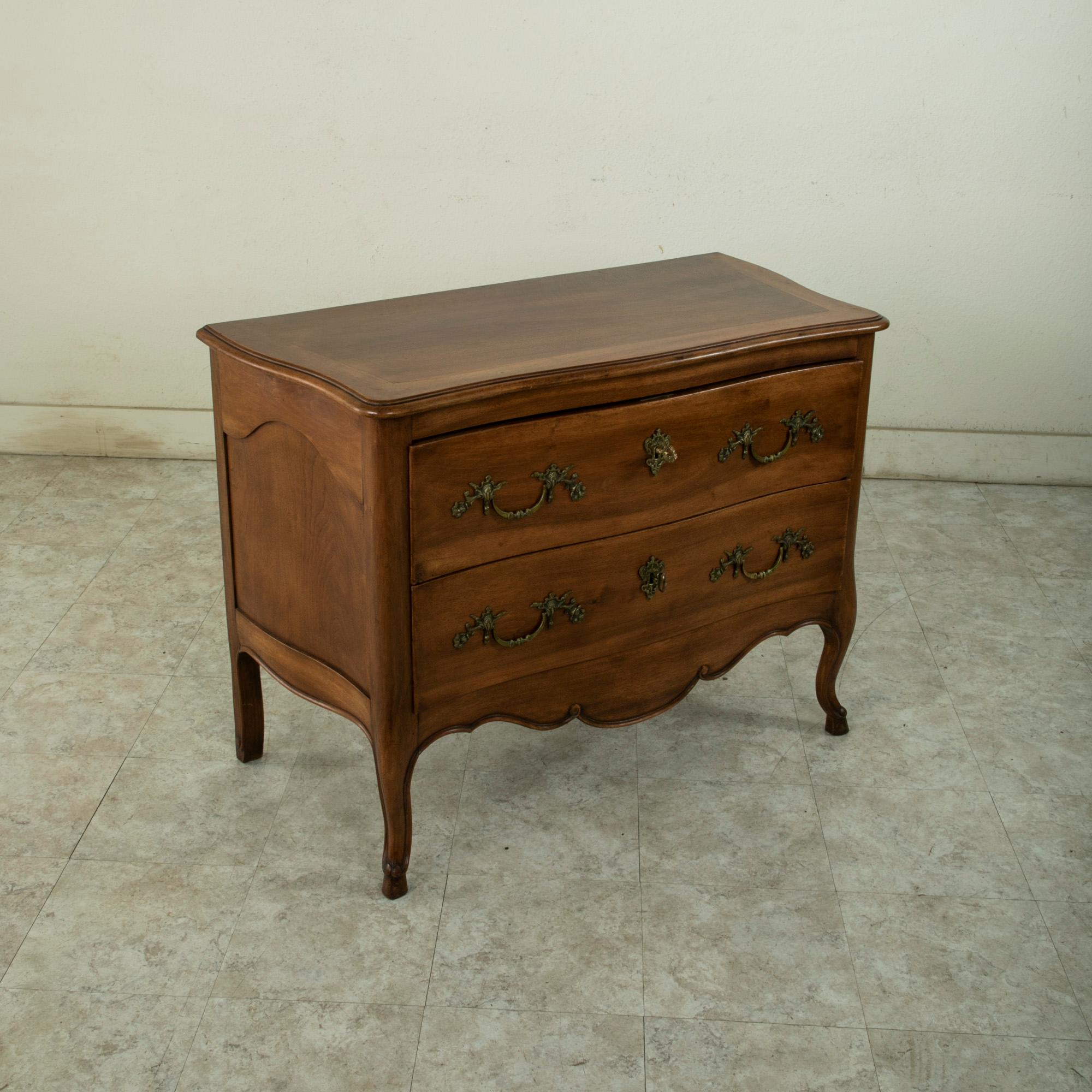 Early 20th Century French Louis XV Style Walnut Commode Sauteuse or Chest In Good Condition For Sale In Fayetteville, AR