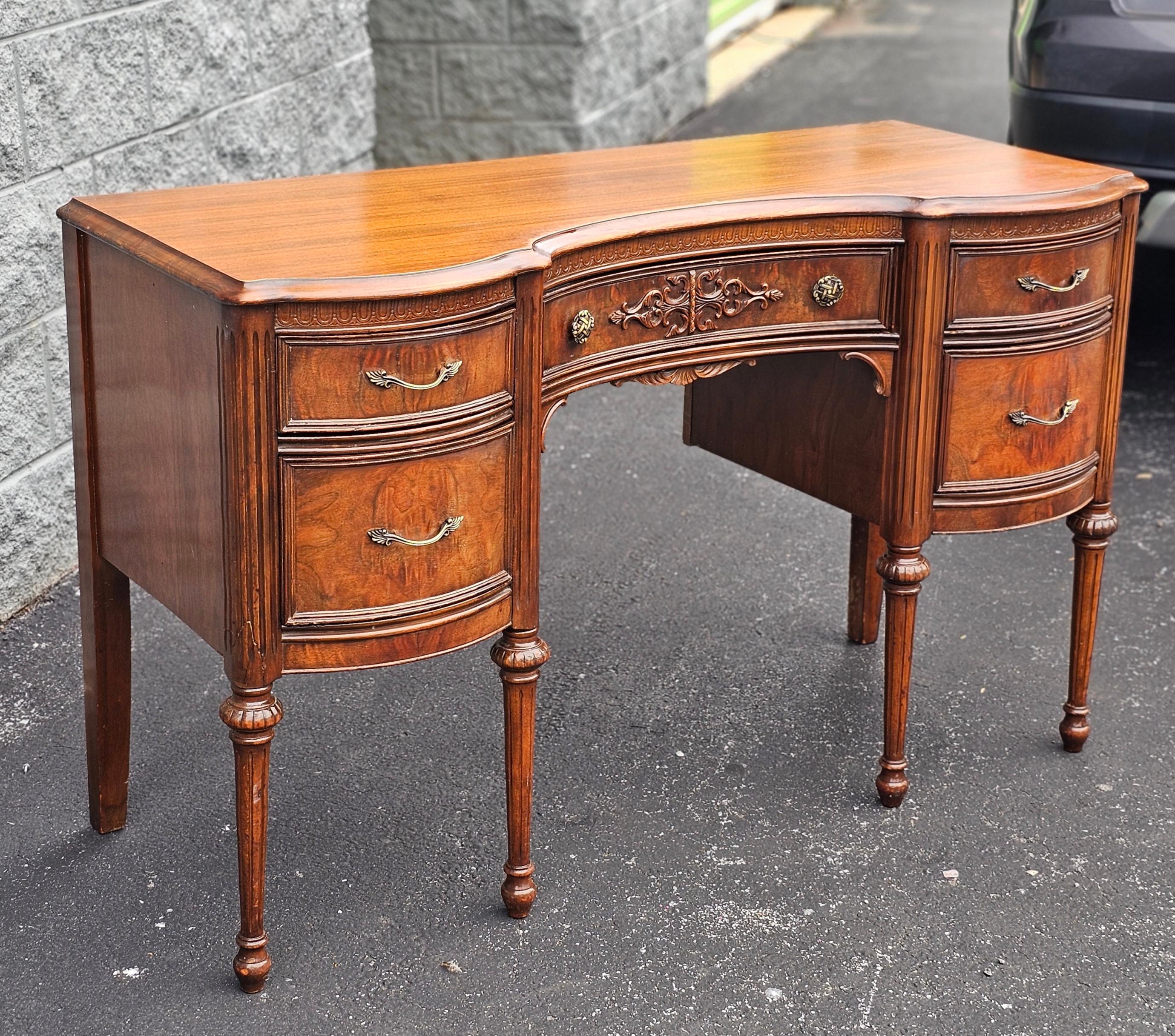 Early 20th Century French Louis XV Style Mahogany Vanity Desk For Sale 7