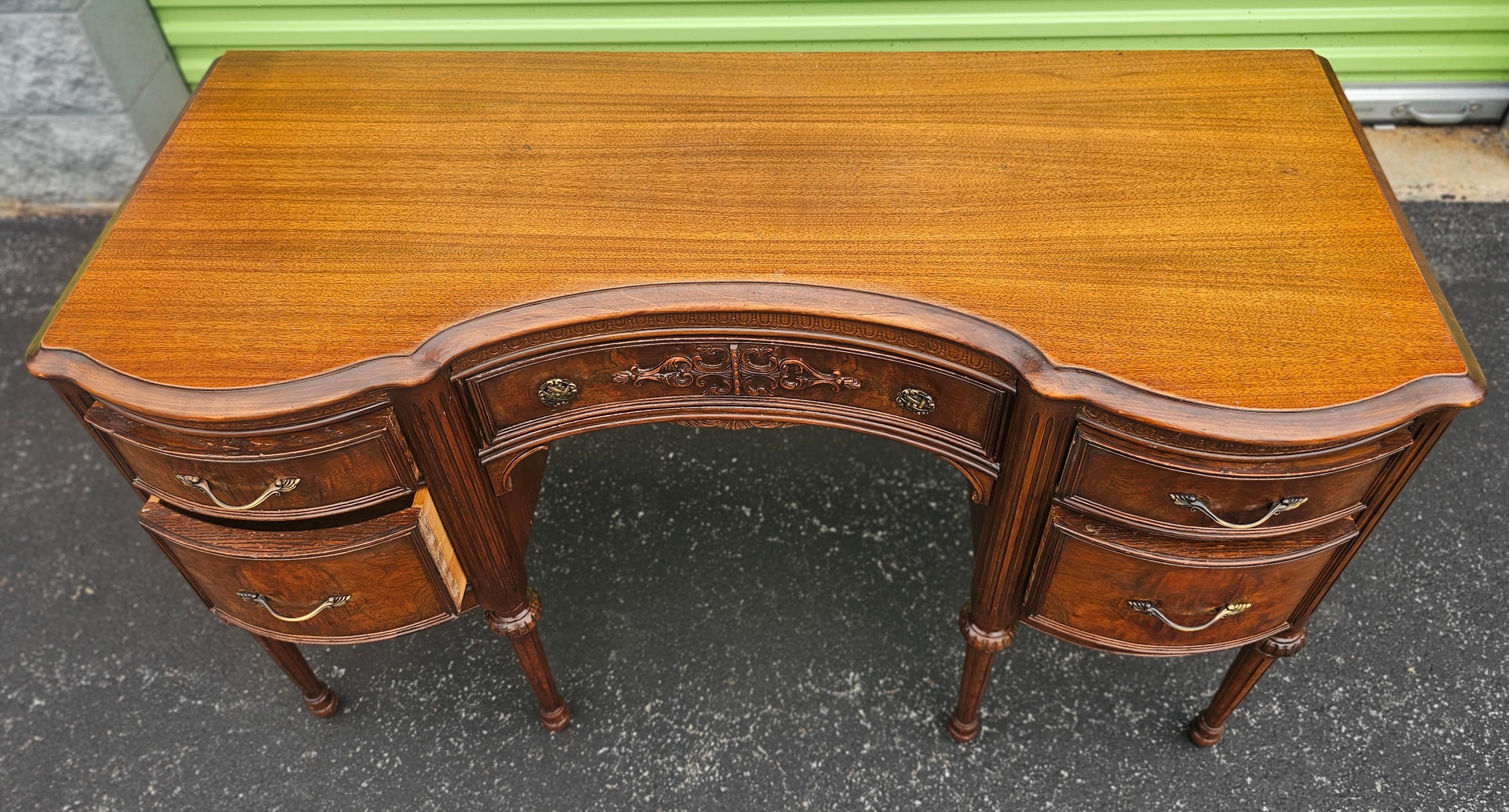 Early 20th Century French Louis XV Style Mahogany Vanity Desk For Sale 8