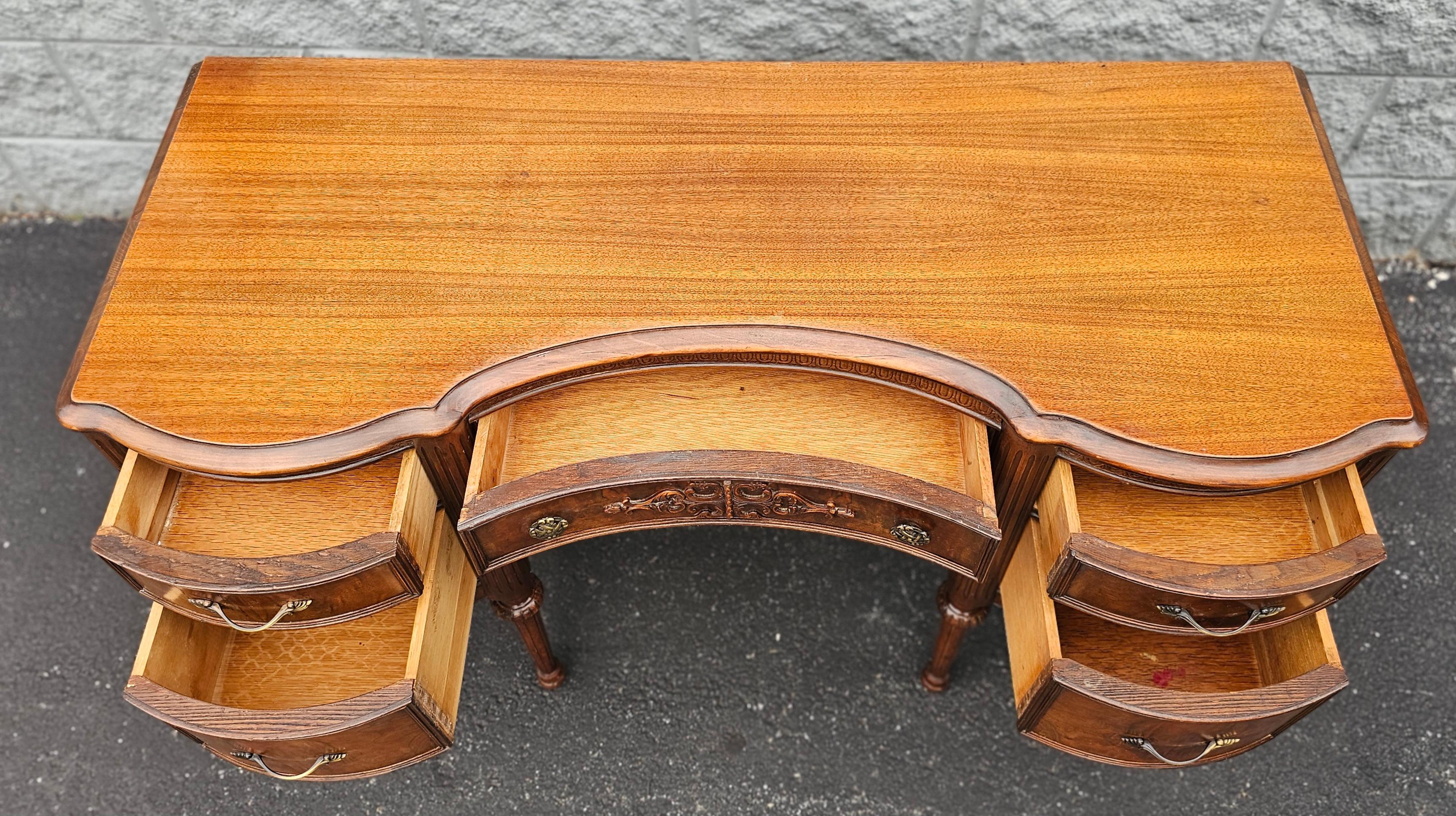 Early 20th Century French Louis XV Style Mahogany Vanity Desk For Sale 1