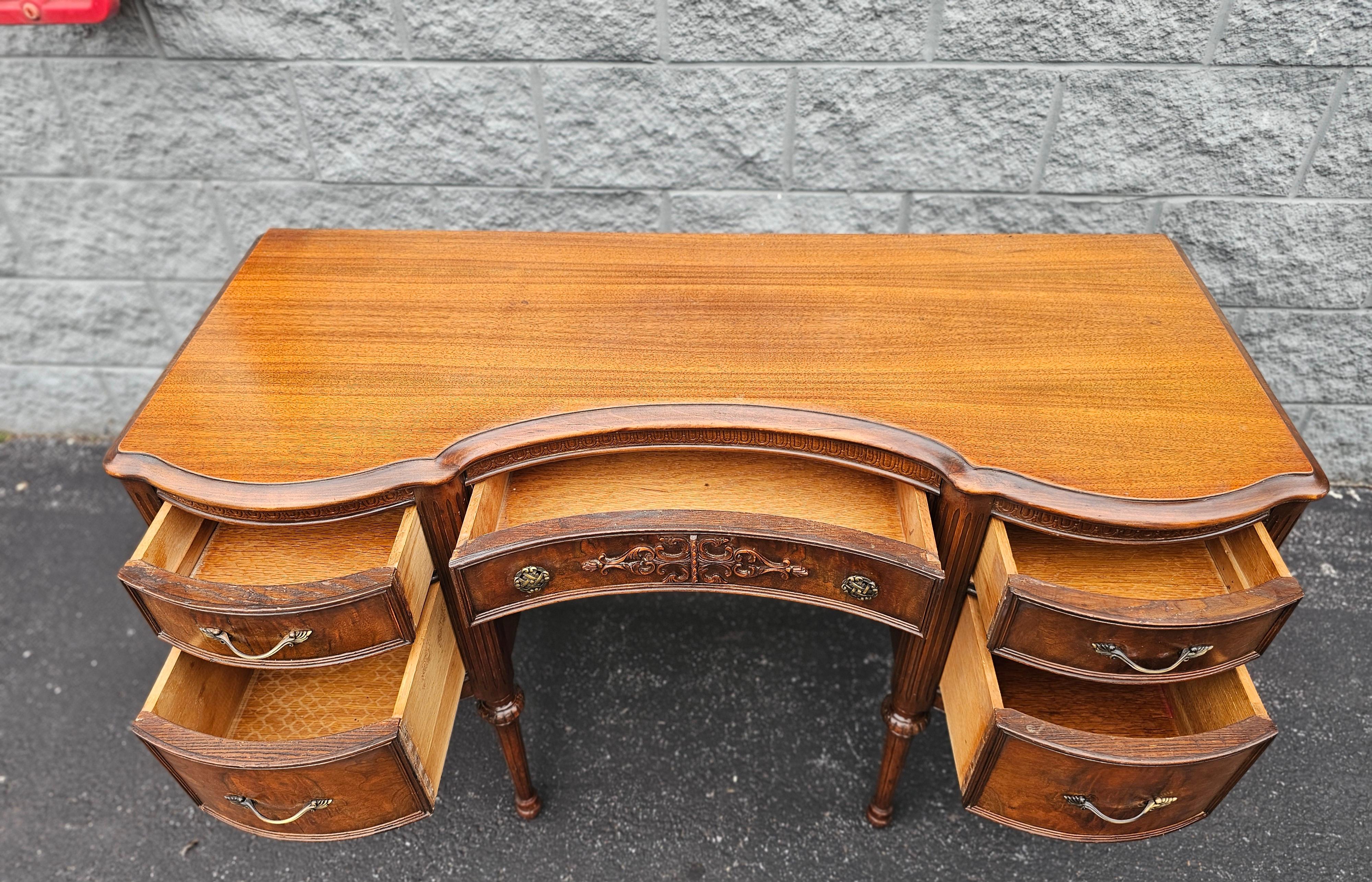 Early 20th Century French Louis XV Style Mahogany Vanity Desk For Sale 3