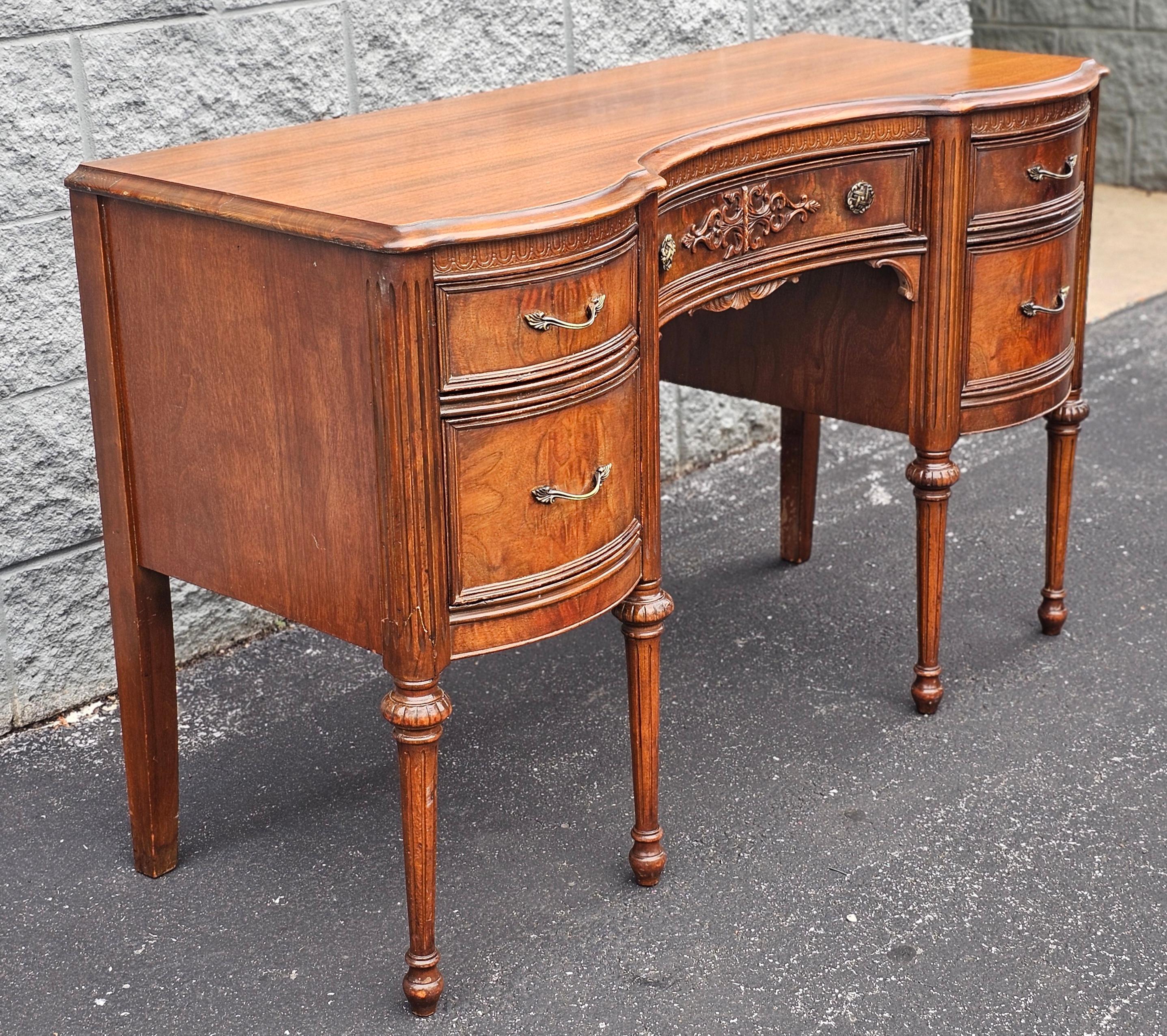 Early 20th Century French Louis XV Style Mahogany Vanity Desk For Sale 4