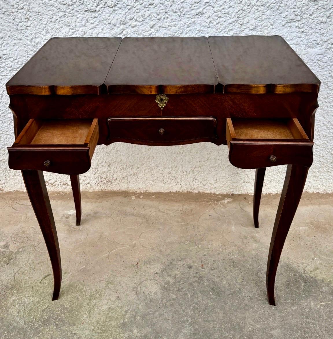 Table de toilette Louis XV du début du 20e siècle avec miroir et abattants latéraux en vente 3