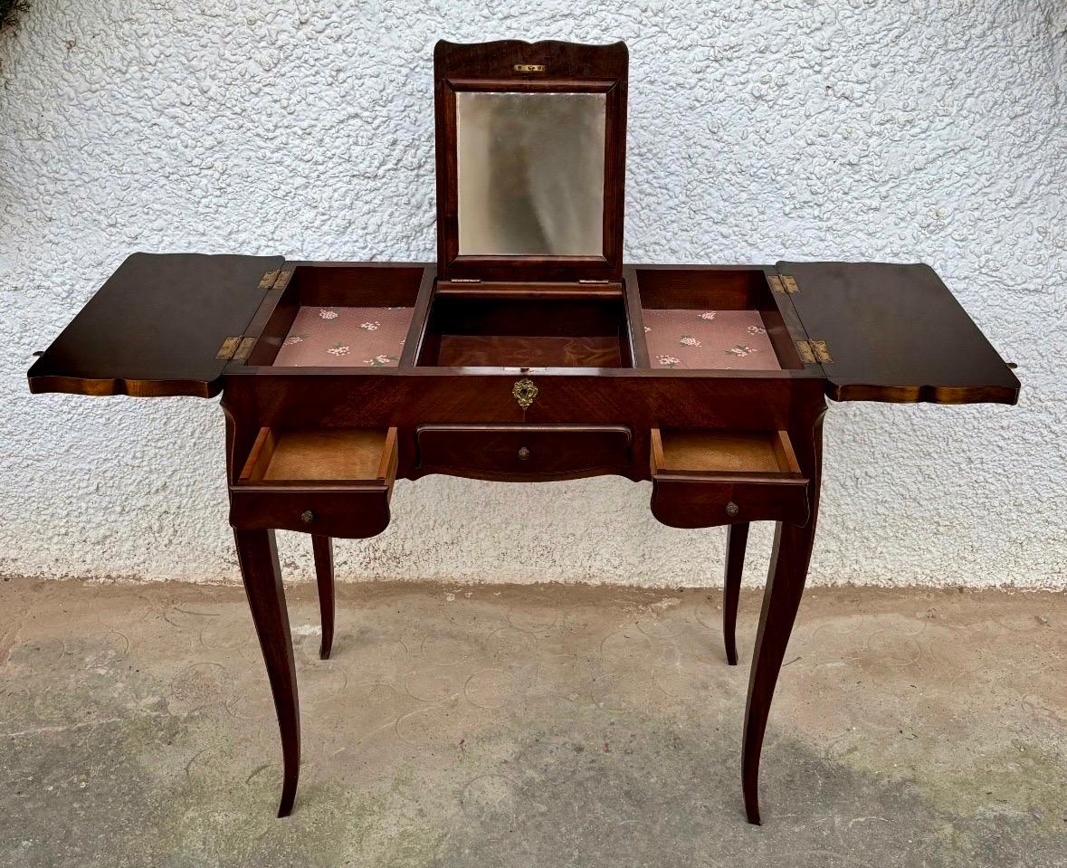 Français Table de toilette Louis XV du début du 20e siècle avec miroir et abattants latéraux en vente