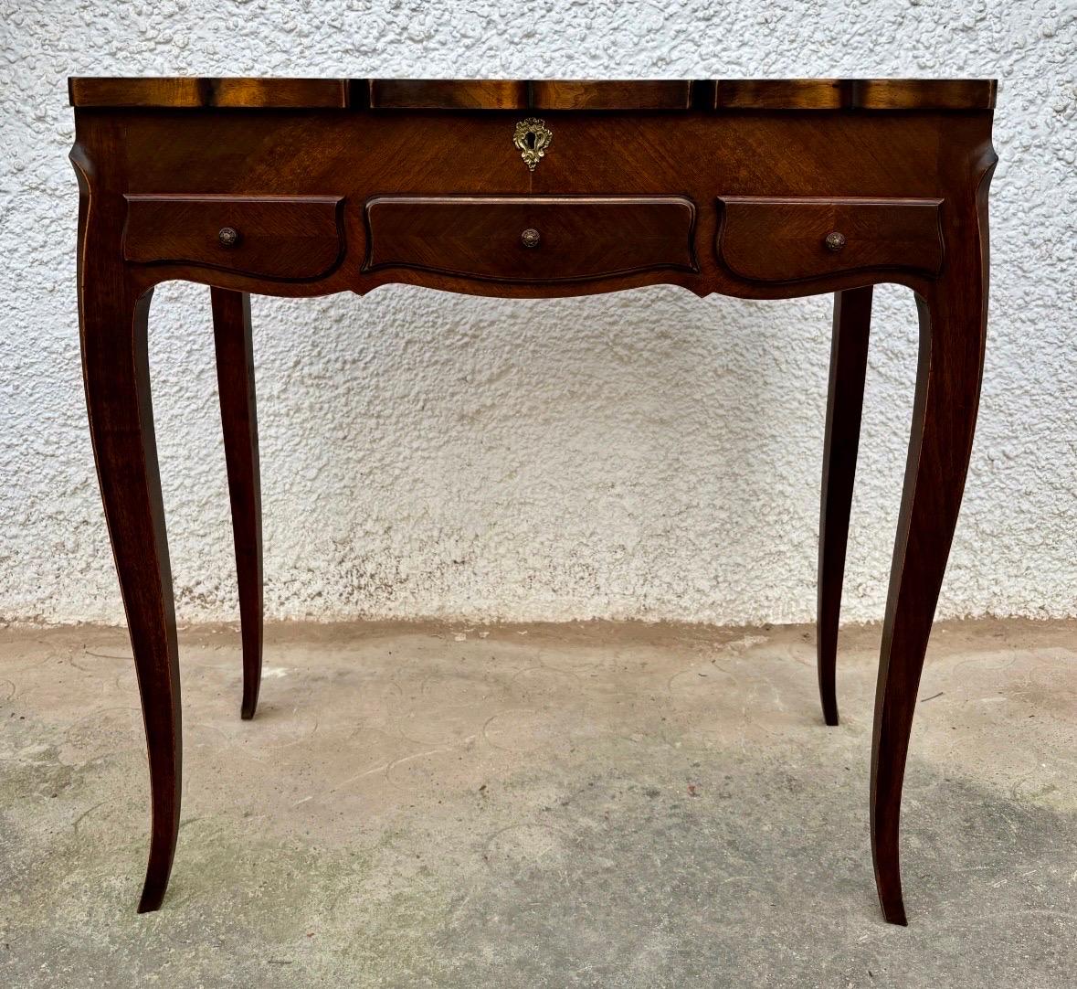 Patiné Table de toilette Louis XV du début du 20e siècle avec miroir et abattants latéraux en vente