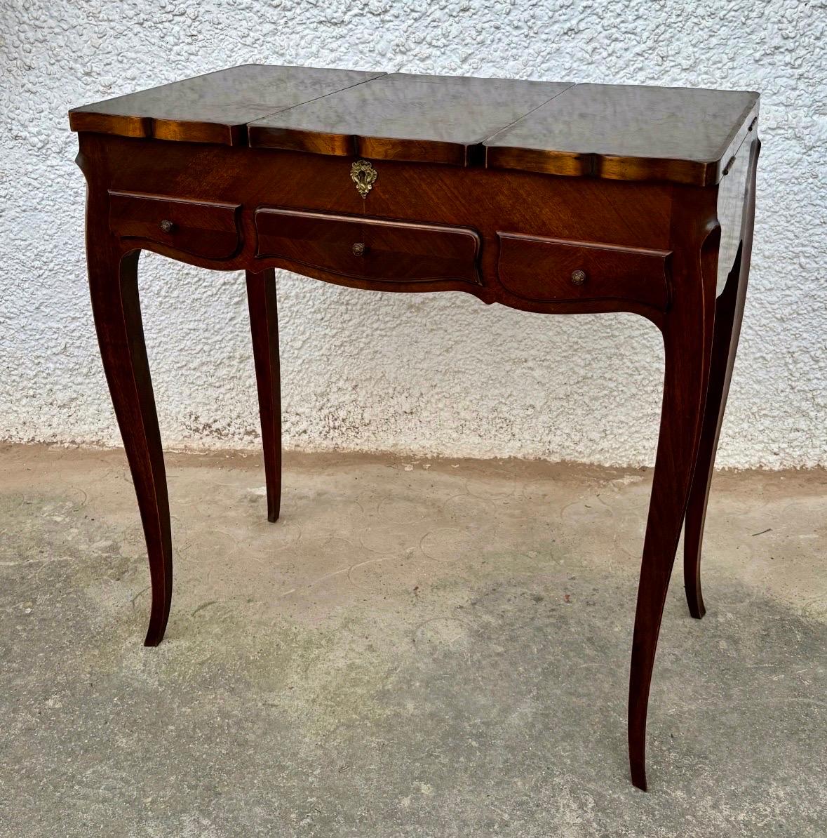 Table de toilette Louis XV du début du 20e siècle avec miroir et abattants latéraux Bon état - En vente à BÉTERA, ES