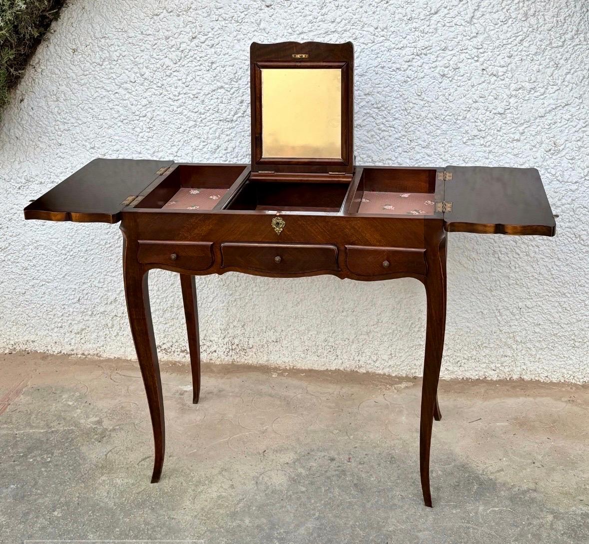 20ième siècle Table de toilette Louis XV du début du 20e siècle avec miroir et abattants latéraux en vente