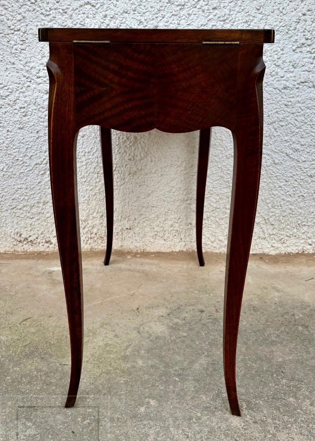 Laiton Table de toilette Louis XV du début du 20e siècle avec miroir et abattants latéraux en vente