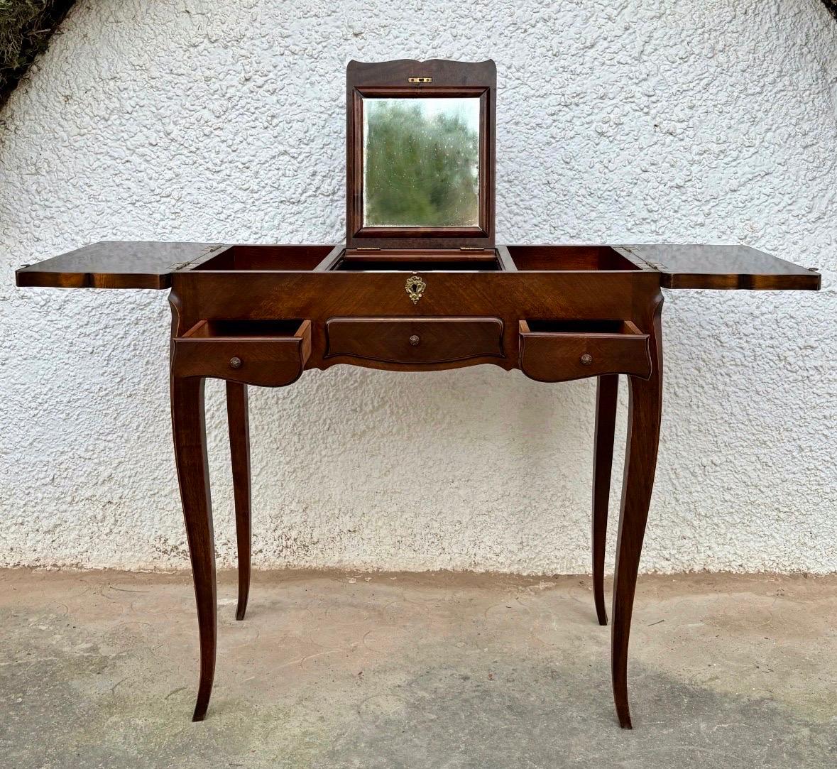 Table de toilette Louis XV du début du 20e siècle avec miroir et abattants latéraux en vente 1