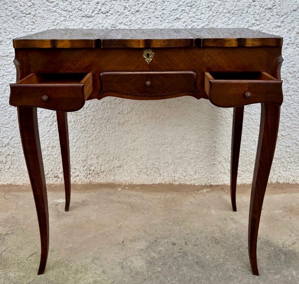 Table de toilette Louis XV du début du 20e siècle avec miroir et abattants latéraux en vente 2