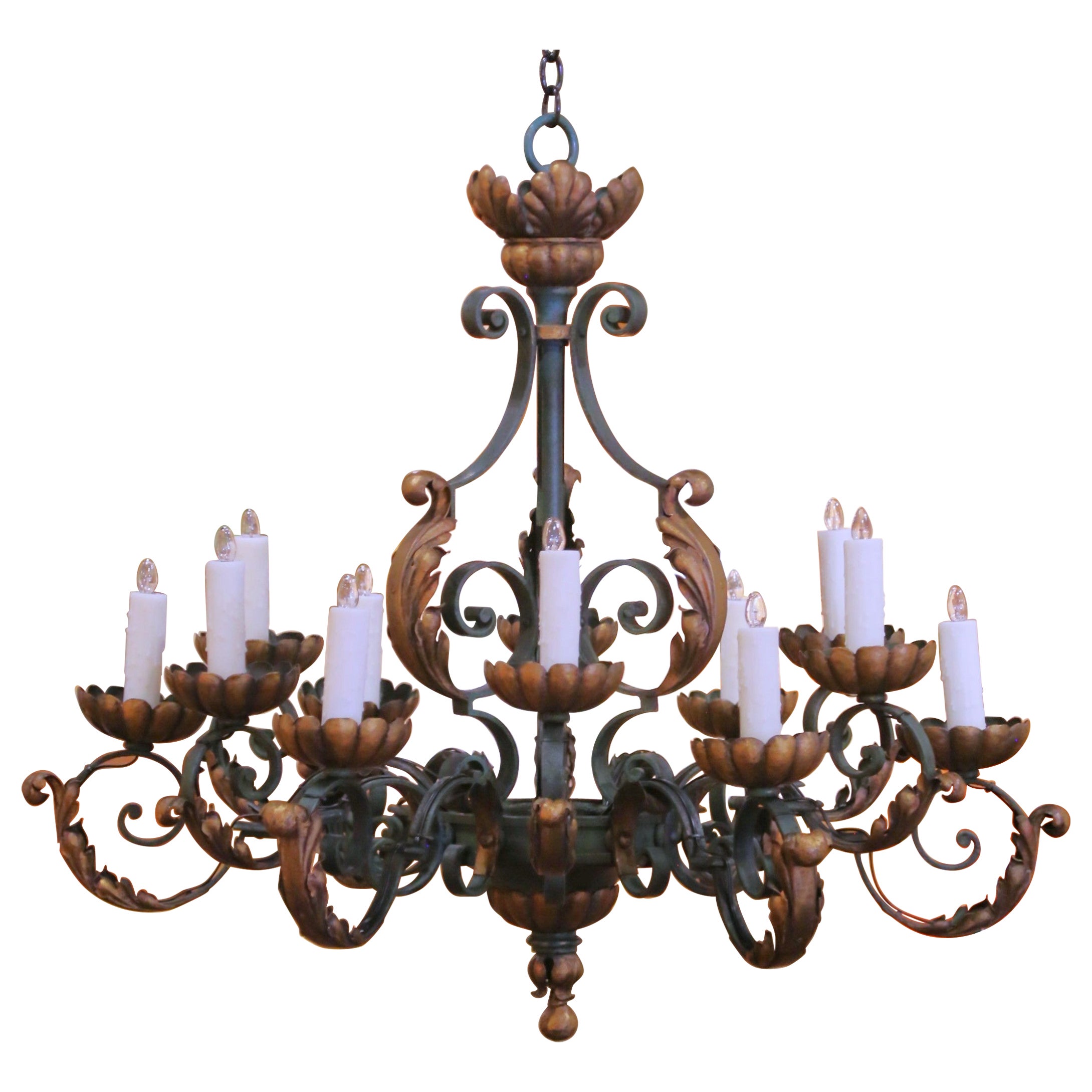Lampadario in ferro a 12 luci Luigi XV Verdigris e dorato del primo Novecento francese