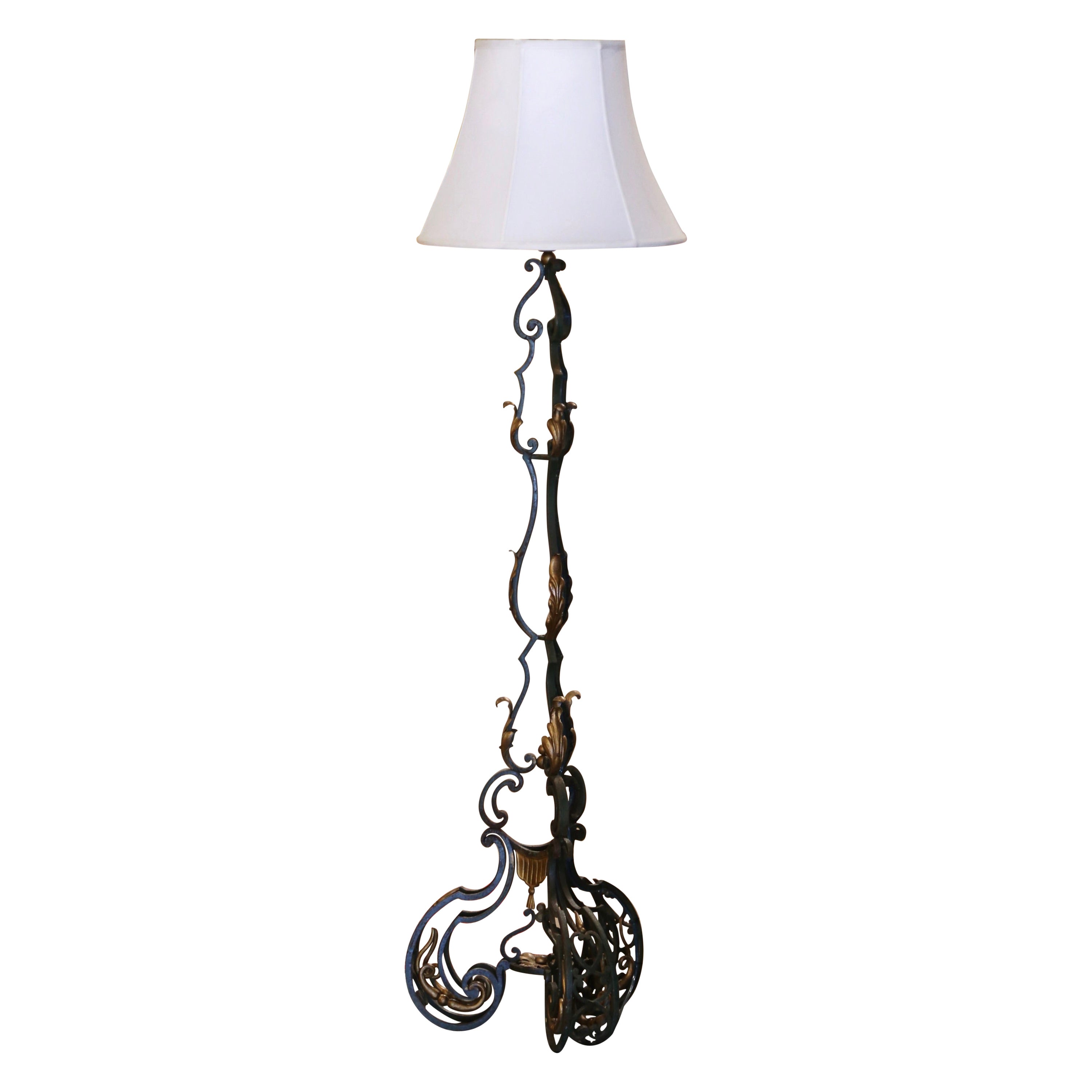 Lampada da terra Luigi XV in ferro battuto dorato e Verdigris dei primi del Novecento francese in vendita
