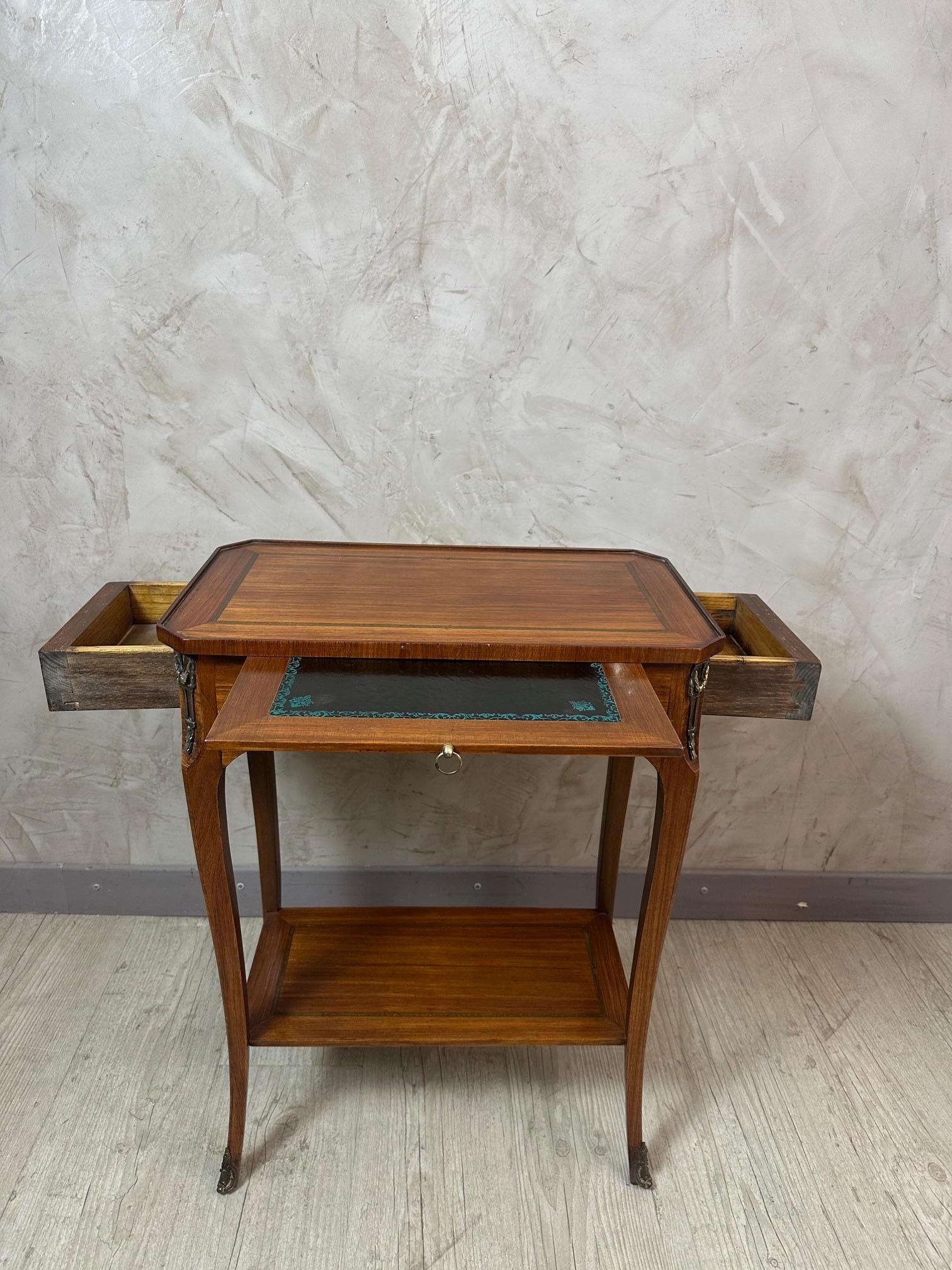 Table d'appoint Louis XV en noyer et bronze, début du 20e siècle, 1900 en vente 4