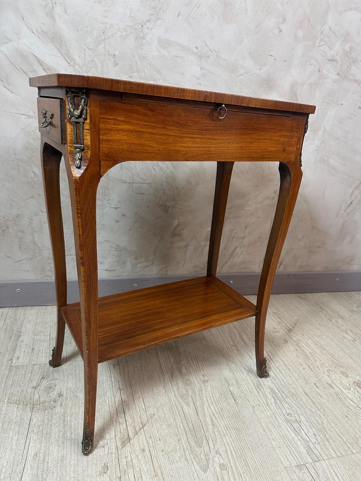 Français Table d'appoint Louis XV en noyer et bronze, début du 20e siècle, 1900 en vente