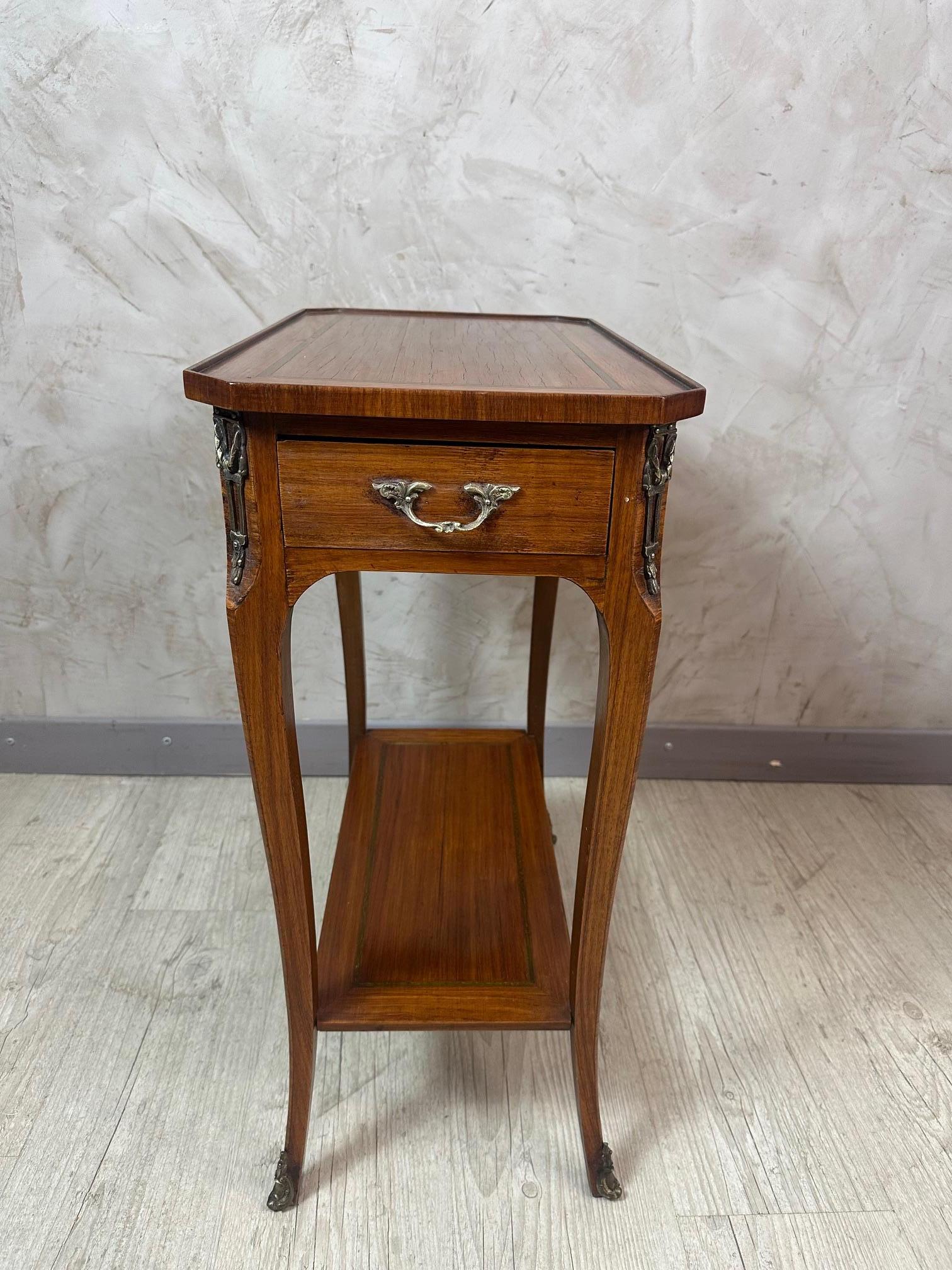 Table d'appoint Louis XV en noyer et bronze, début du 20e siècle, 1900 Bon état - En vente à LEGNY, FR