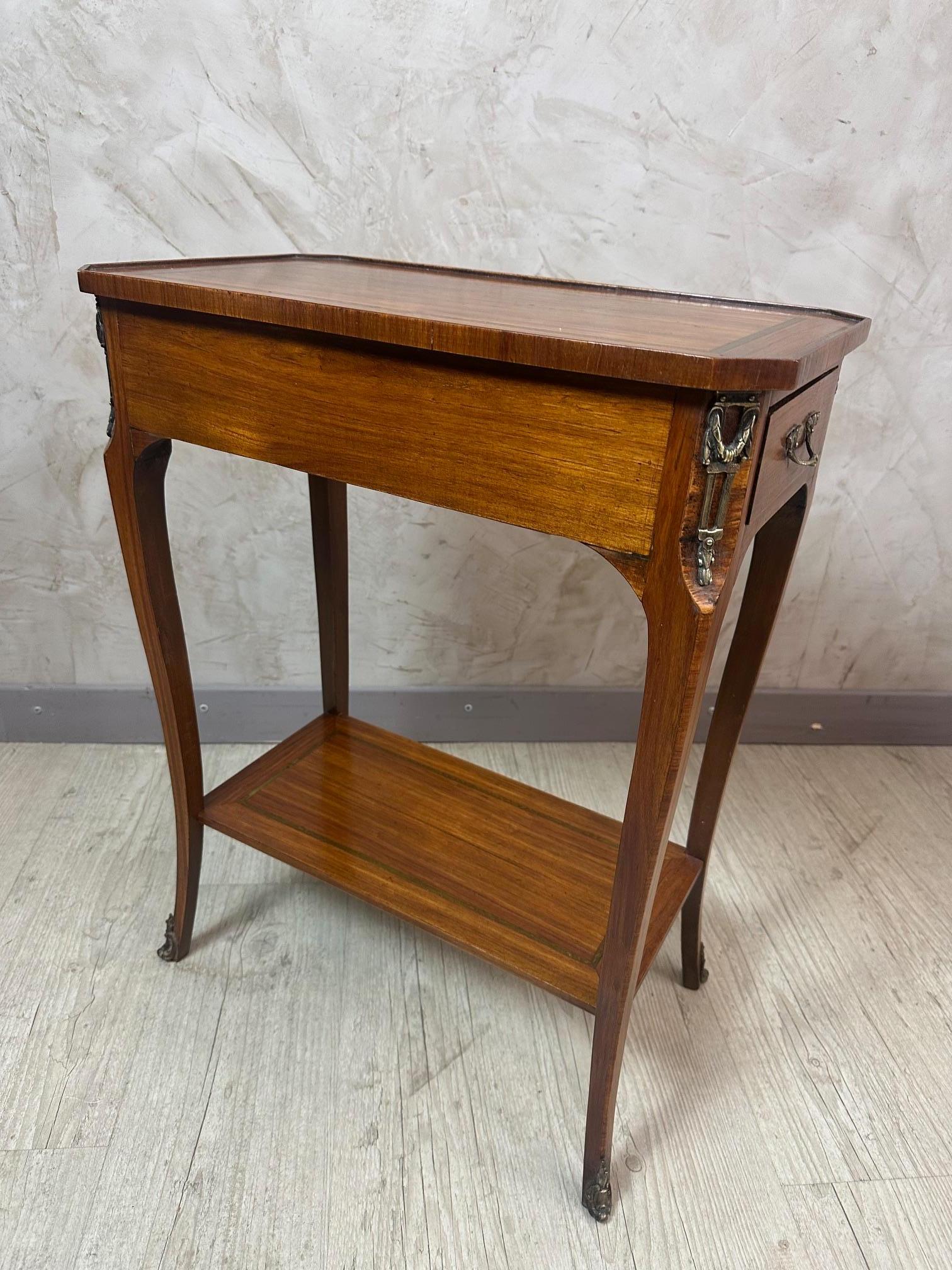 Début du 20ème siècle Table d'appoint Louis XV en noyer et bronze, début du 20e siècle, 1900 en vente