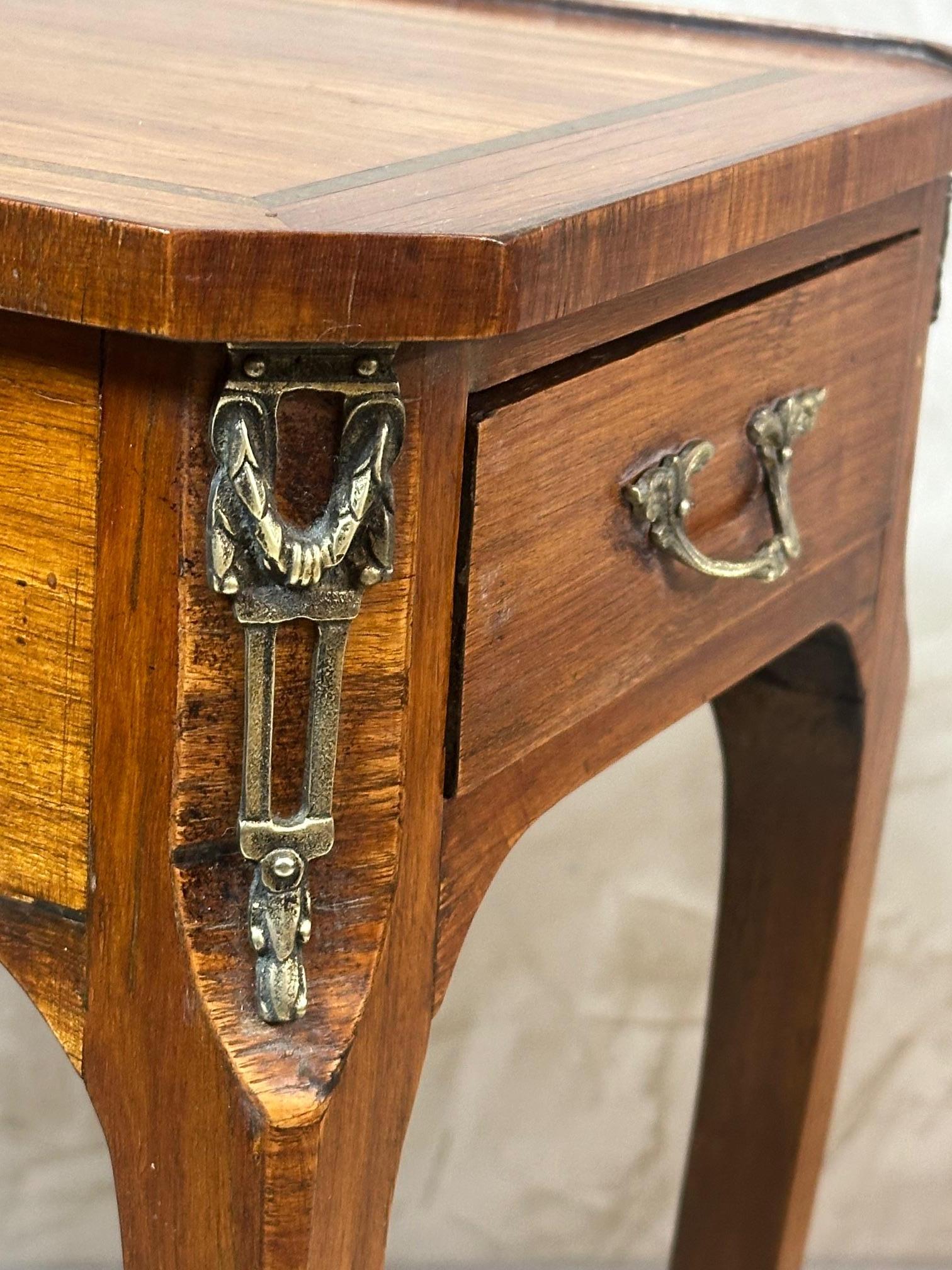 Bronze Table d'appoint Louis XV en noyer et bronze, début du 20e siècle, 1900 en vente