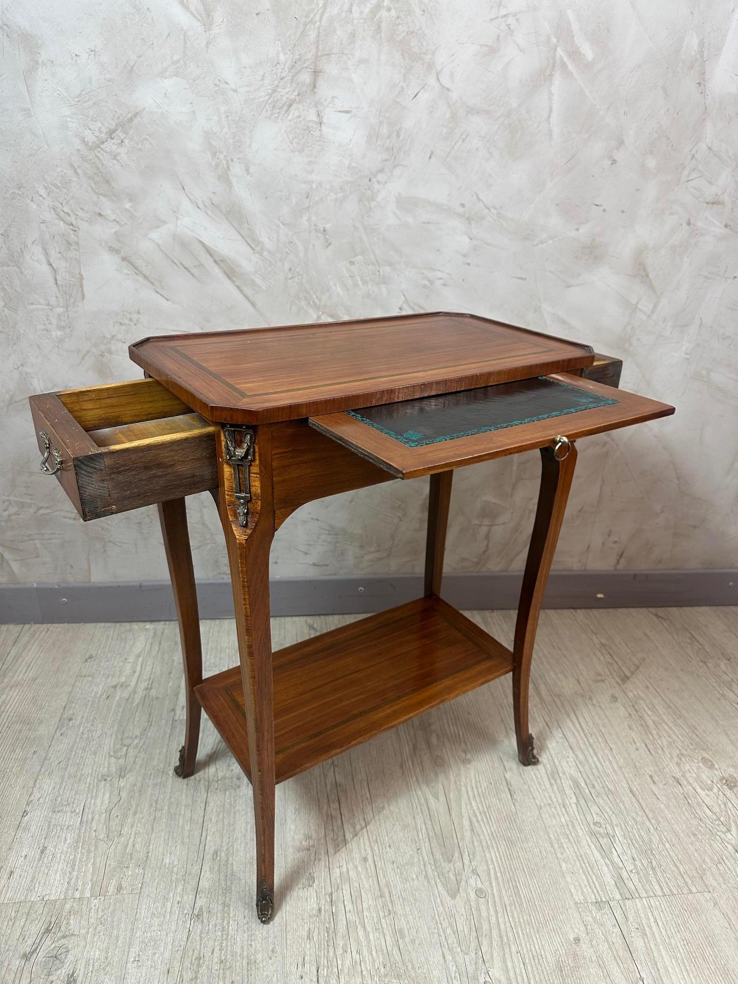 Table d'appoint Louis XV en noyer et bronze, début du 20e siècle, 1900 en vente 1