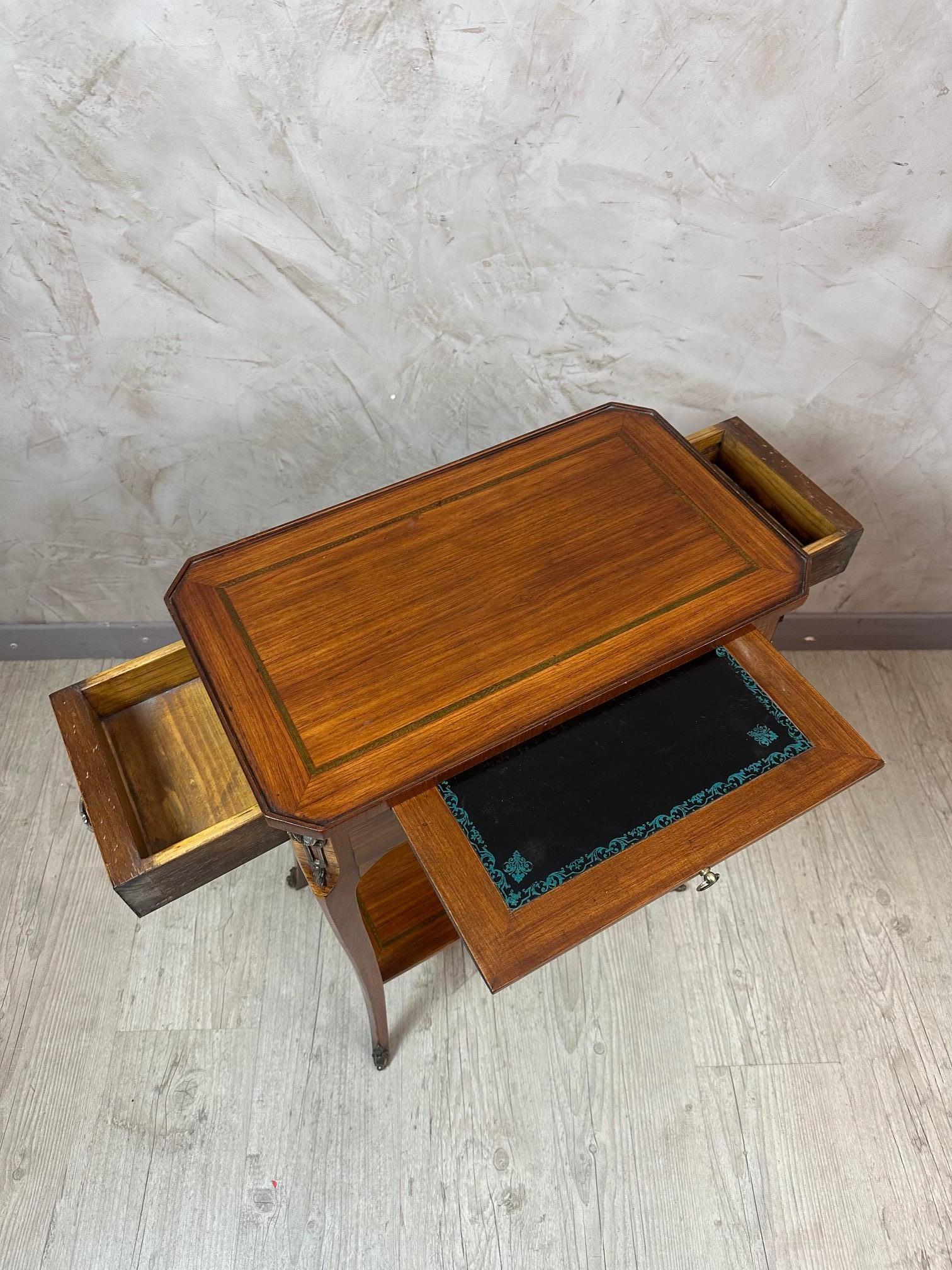 Table d'appoint Louis XV en noyer et bronze, début du 20e siècle, 1900 en vente 2