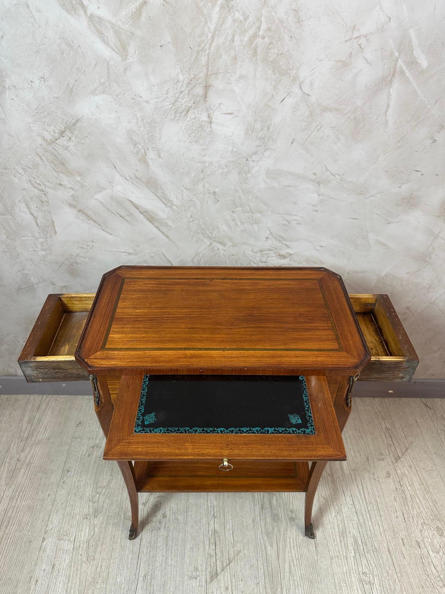 Table d'appoint Louis XV en noyer et bronze, début du 20e siècle, 1900 en vente 3