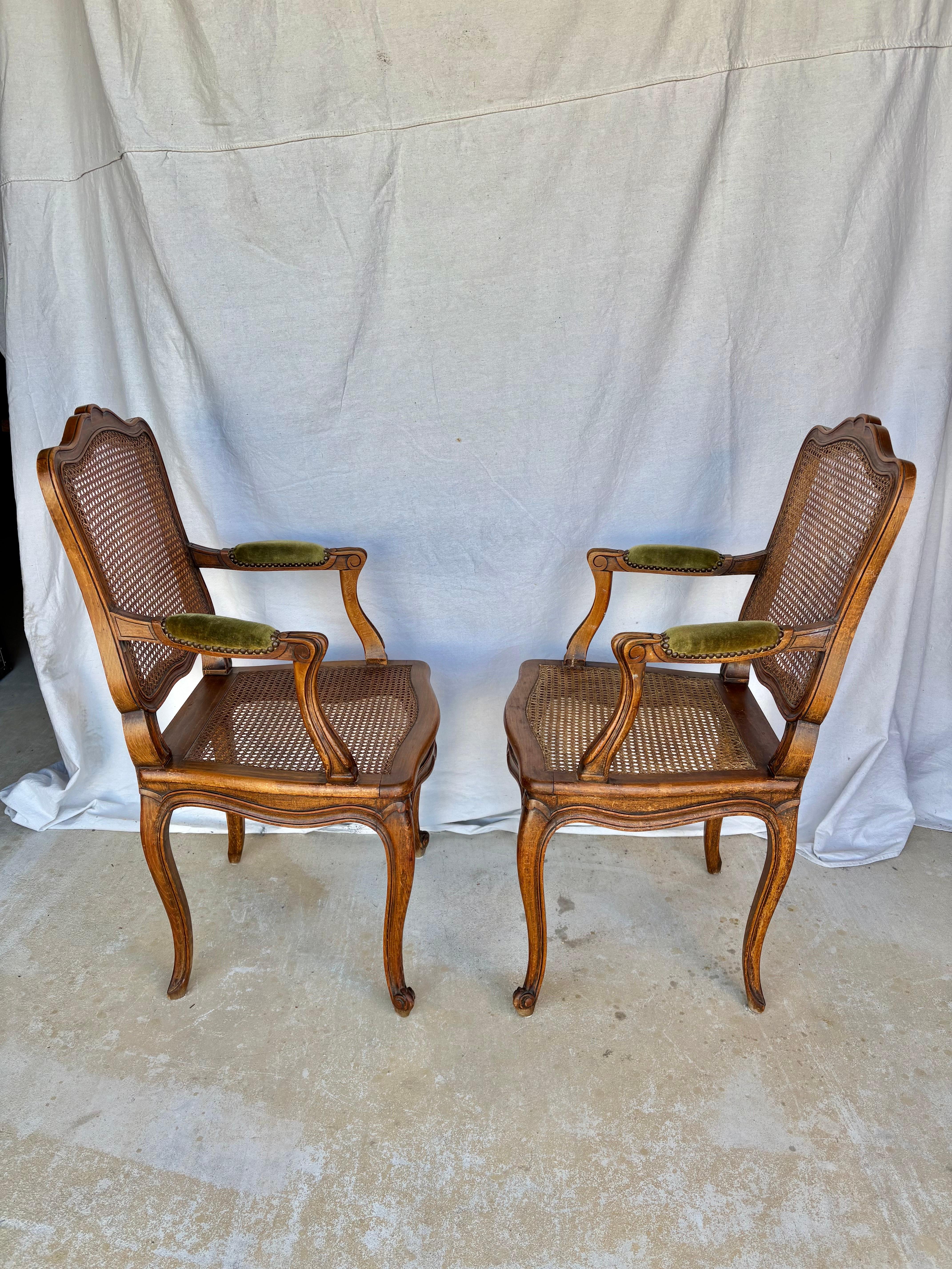 Paire de fauteuils en noyer et cannage Louis XV du début du 20e siècle en vente 3