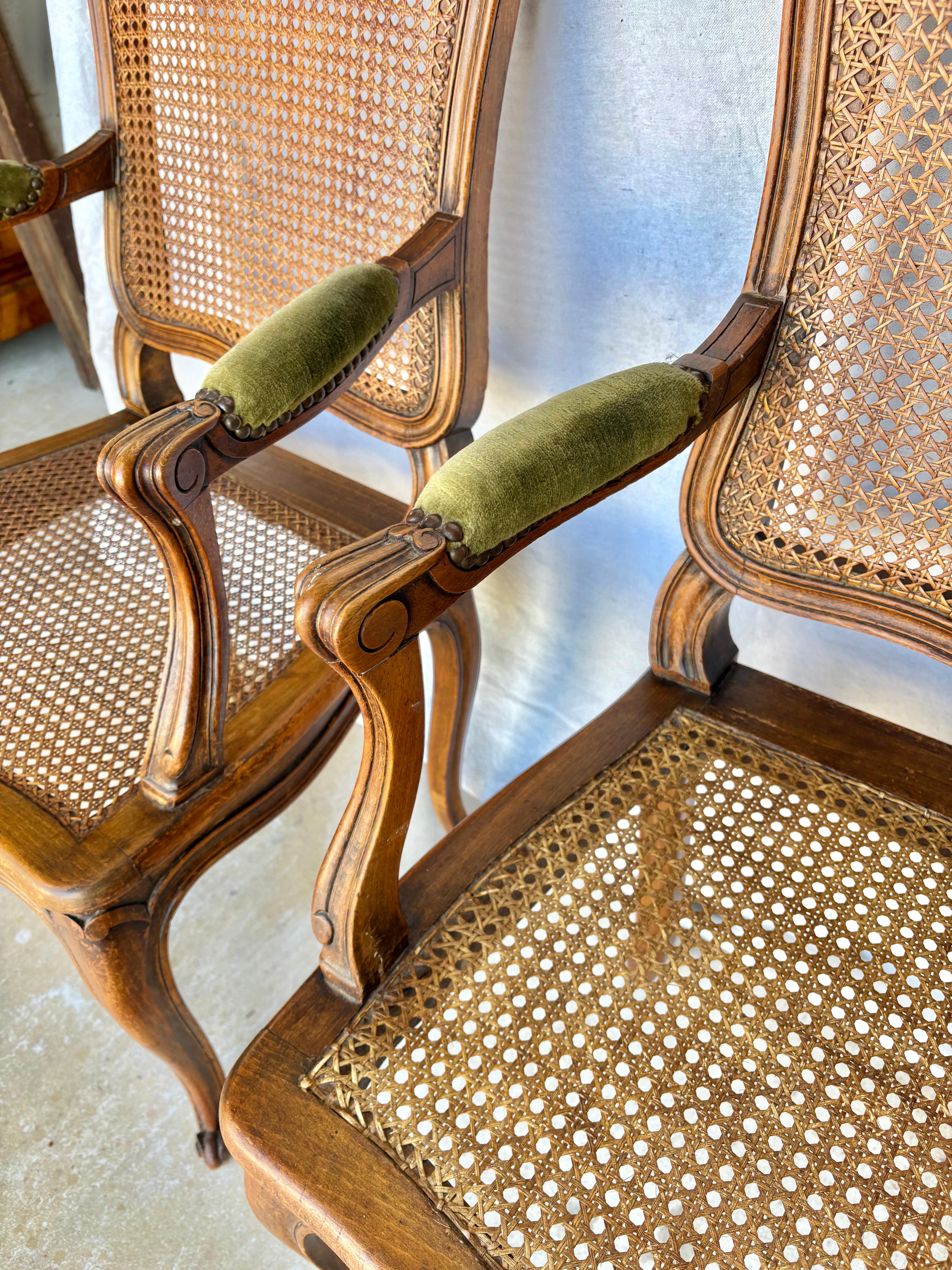 Paire de fauteuils en noyer et cannage Louis XV du début du 20e siècle en vente 4