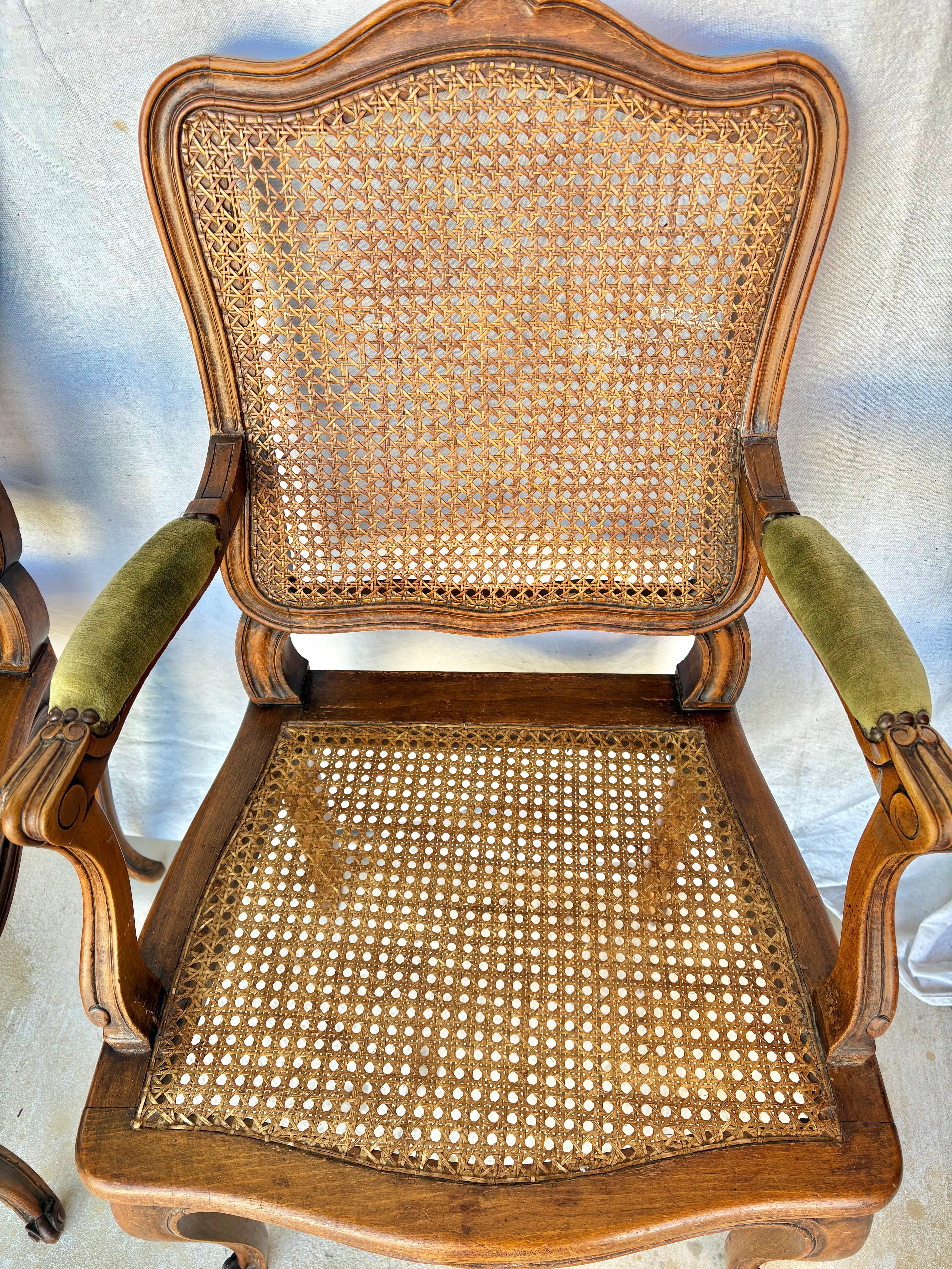 Paire de fauteuils en noyer et cannage Louis XV du début du 20e siècle en vente 5