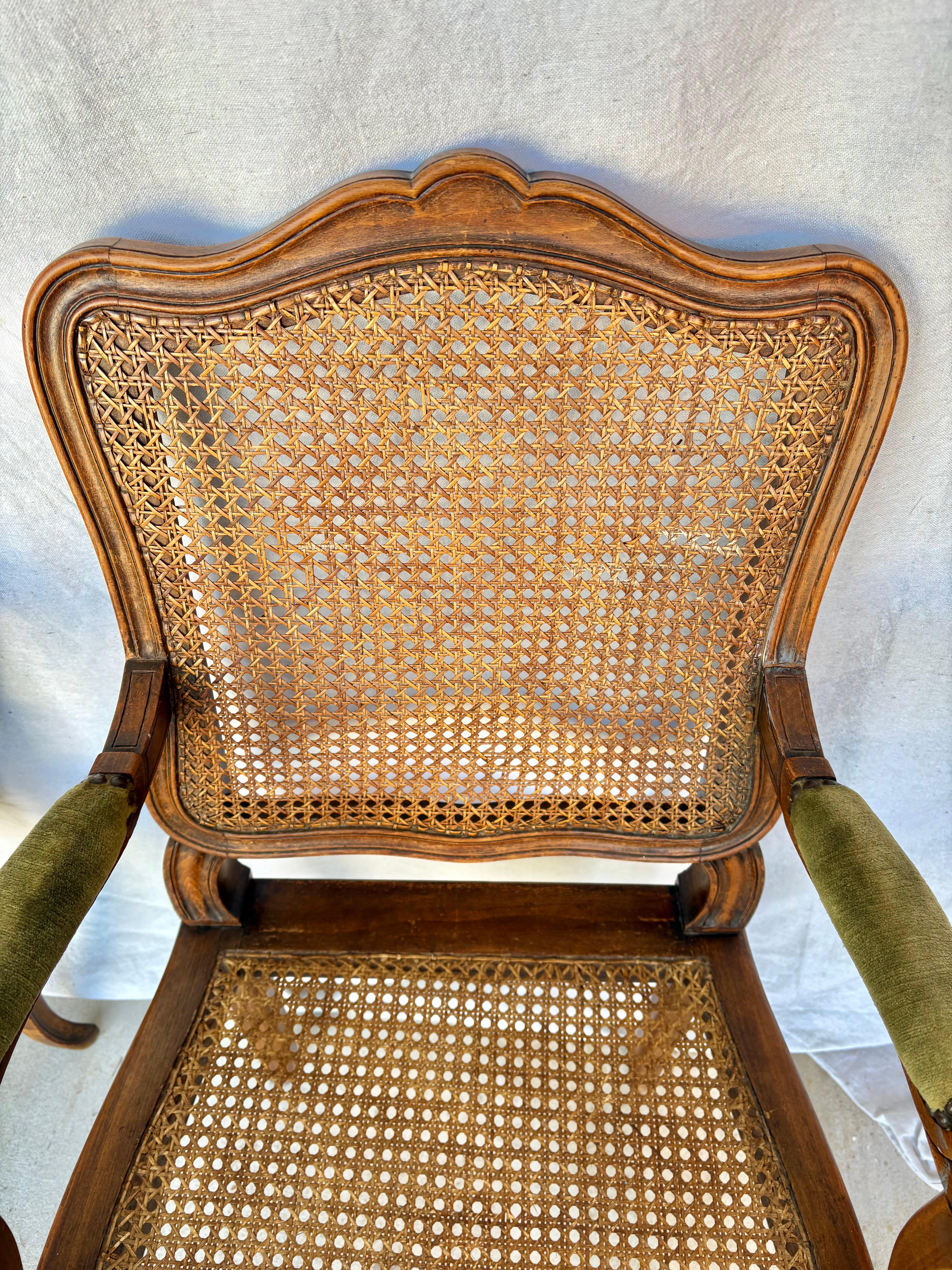 Paire de fauteuils en noyer et cannage Louis XV du début du 20e siècle en vente 6