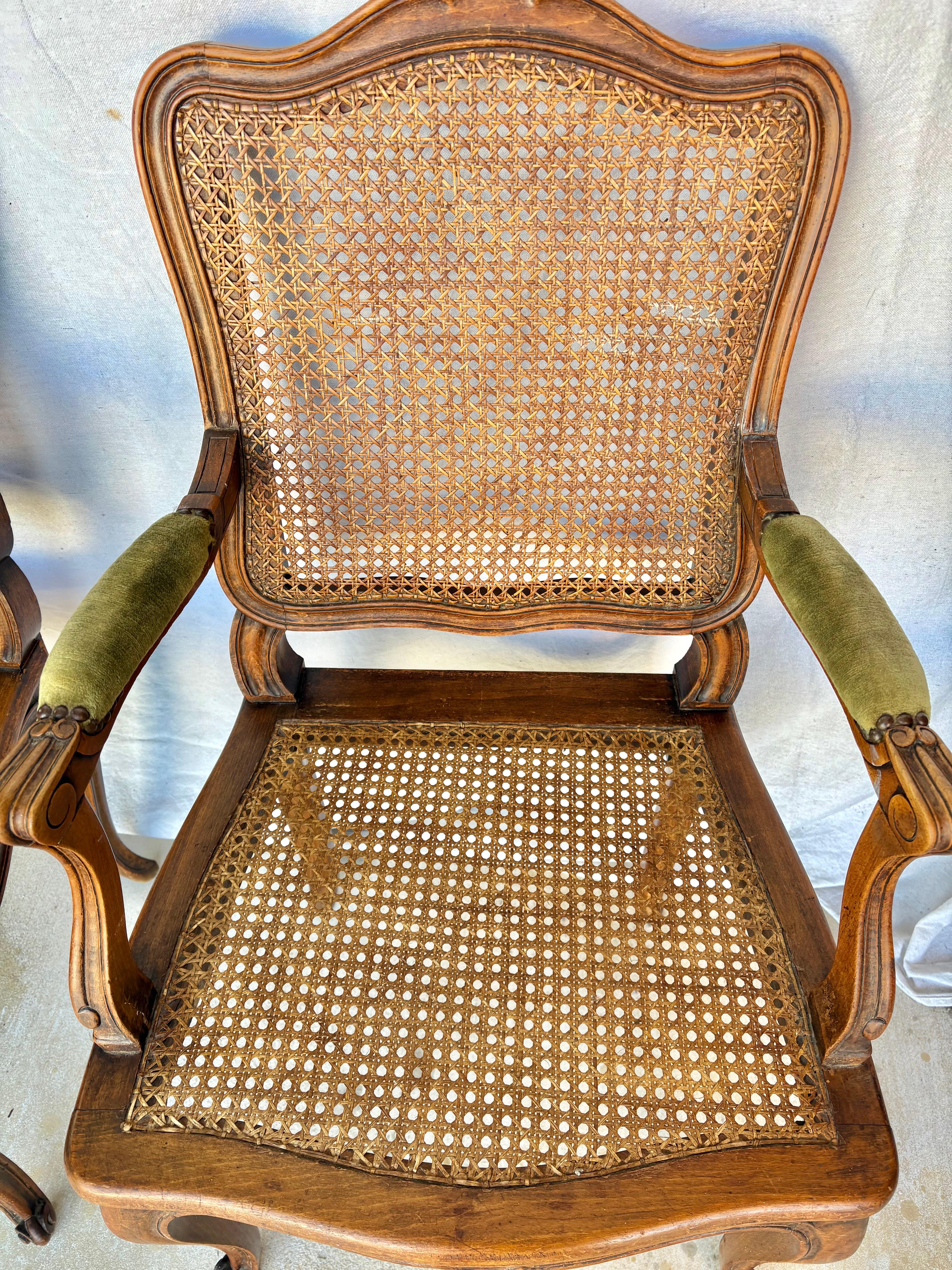 Paire de fauteuils en noyer et cannage Louis XV du début du 20e siècle en vente 7